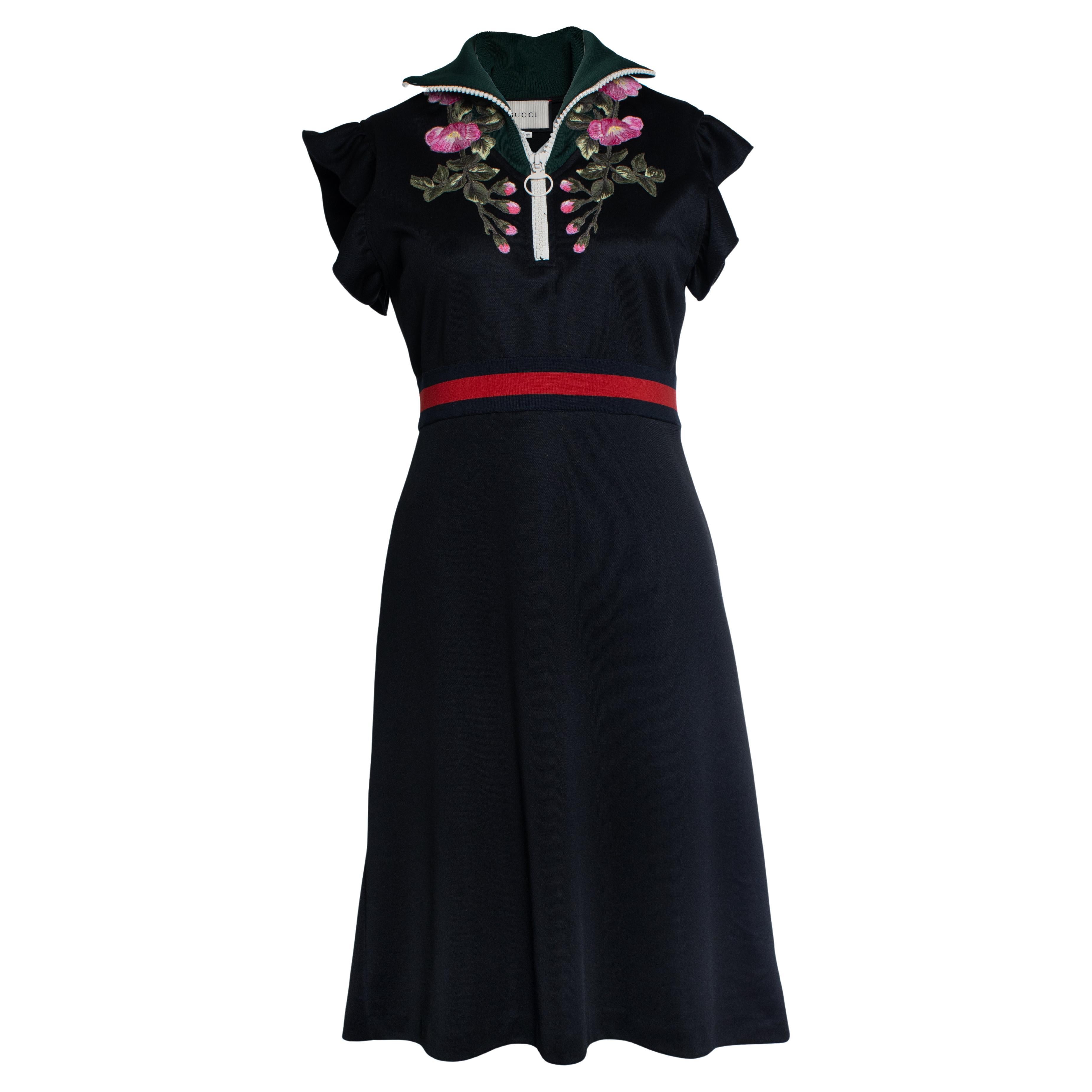 Gucci, vestido negro de cuello alto con bordado floral de punto técnico