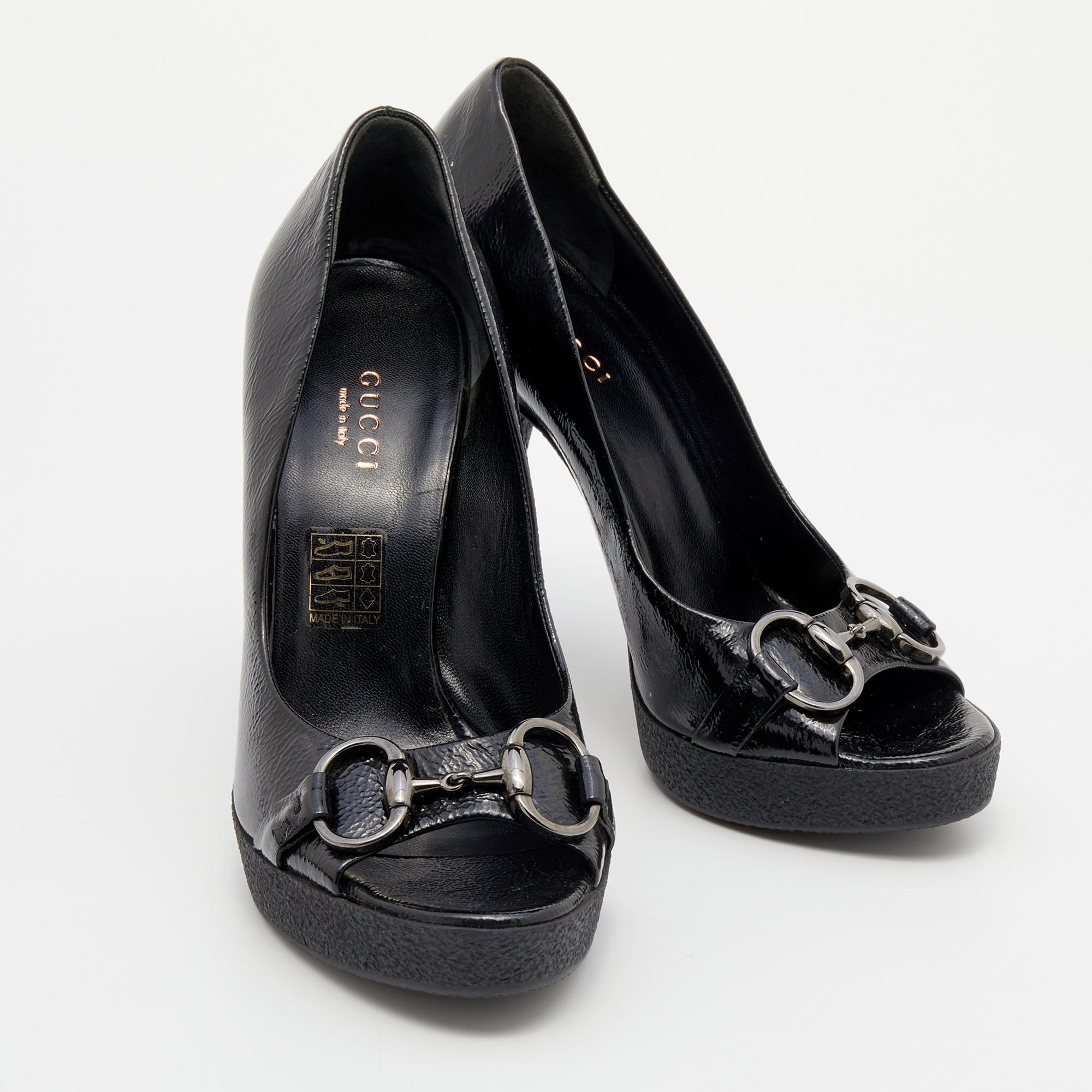 Gucci Black Texture Patent Leather Jolene Horsebit Peep Toe Pumps Size 36 In Excellent Condition In Dubai, Al Qouz 2