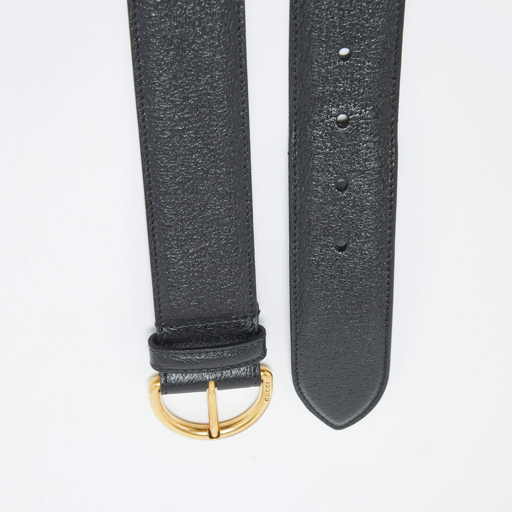 Avec son design raffiné, cette ceinture Gucci est un accessoire indispensable. La boucle détaillée de la marque orne le devant et la longueur est de 70 cm. Réalisé en cuir, il est orné de touches dorées.
