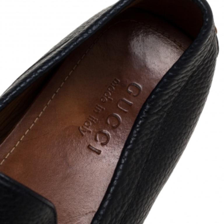 Gucci Black Textured Leather Slip On Loafers Size 41.5 In Fair Condition For Sale In Dubai, Al Qouz 2