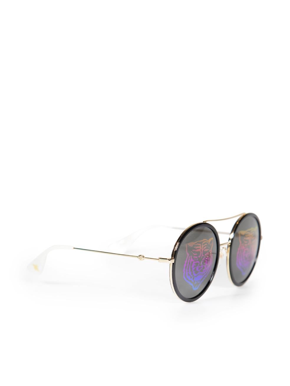 CONDIT ist sehr gut. Kaum sichtbare Abnutzungserscheinungen an der Sonnenbrille sind bei diesem gebrauchten Gucci Designer-Wiederverkaufsartikel zu erkennen. Diese Sonnenbrille wird mit Originaletui und Staubbeutel geliefert.
 
 
 
 Einzelheiten
 
