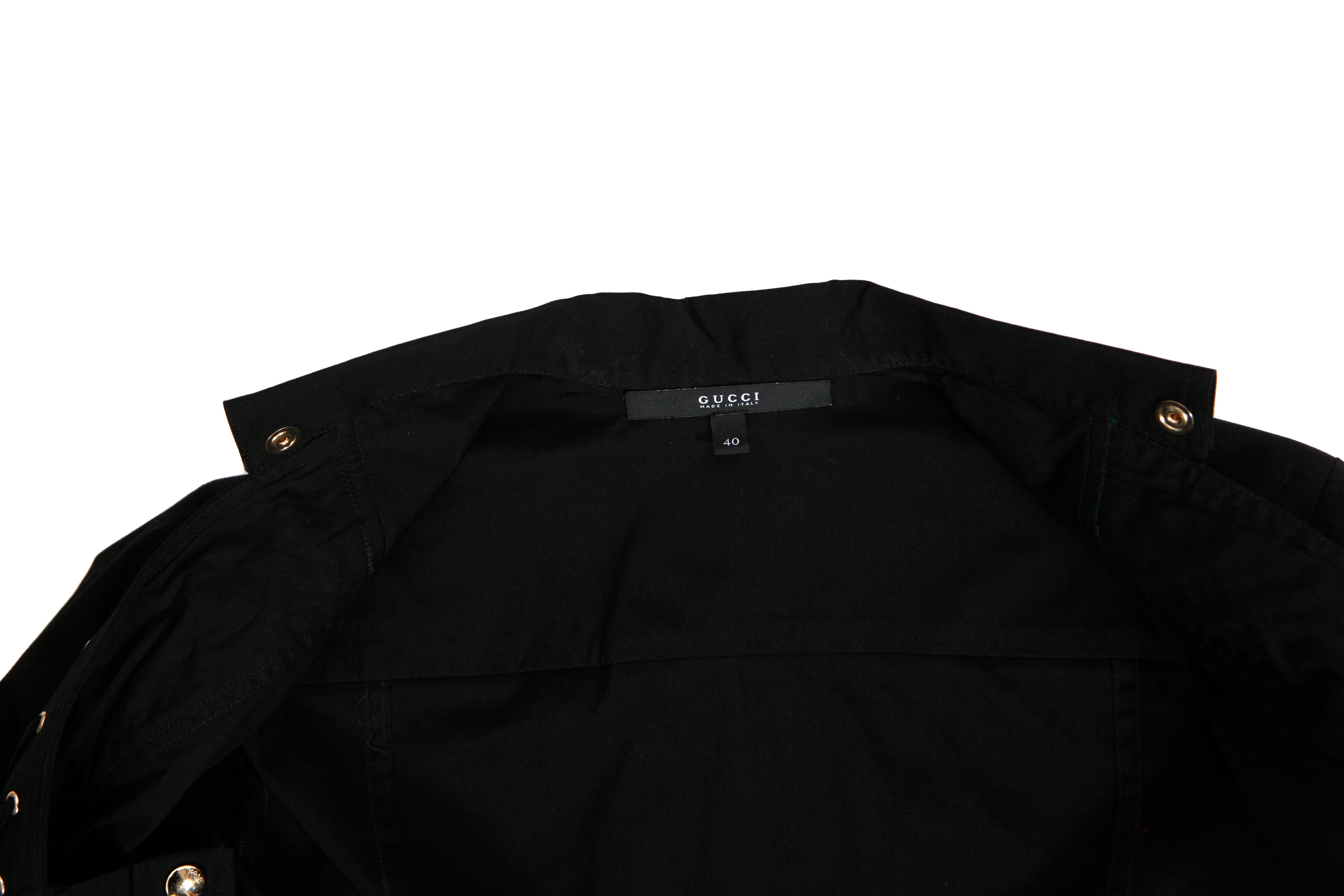 Gucci, Top negro con botones dorados en talla IT40/XS. Este artículo está en perfecto estado.

- ESTADO: excelente estado

- TALLA: IT40/XS

- MEDIDAS: largo 68 cm, ancho 42 cm, cintura 36 cm, ancho de hombros 37,5 cm, largo de brazos 26 cm

-