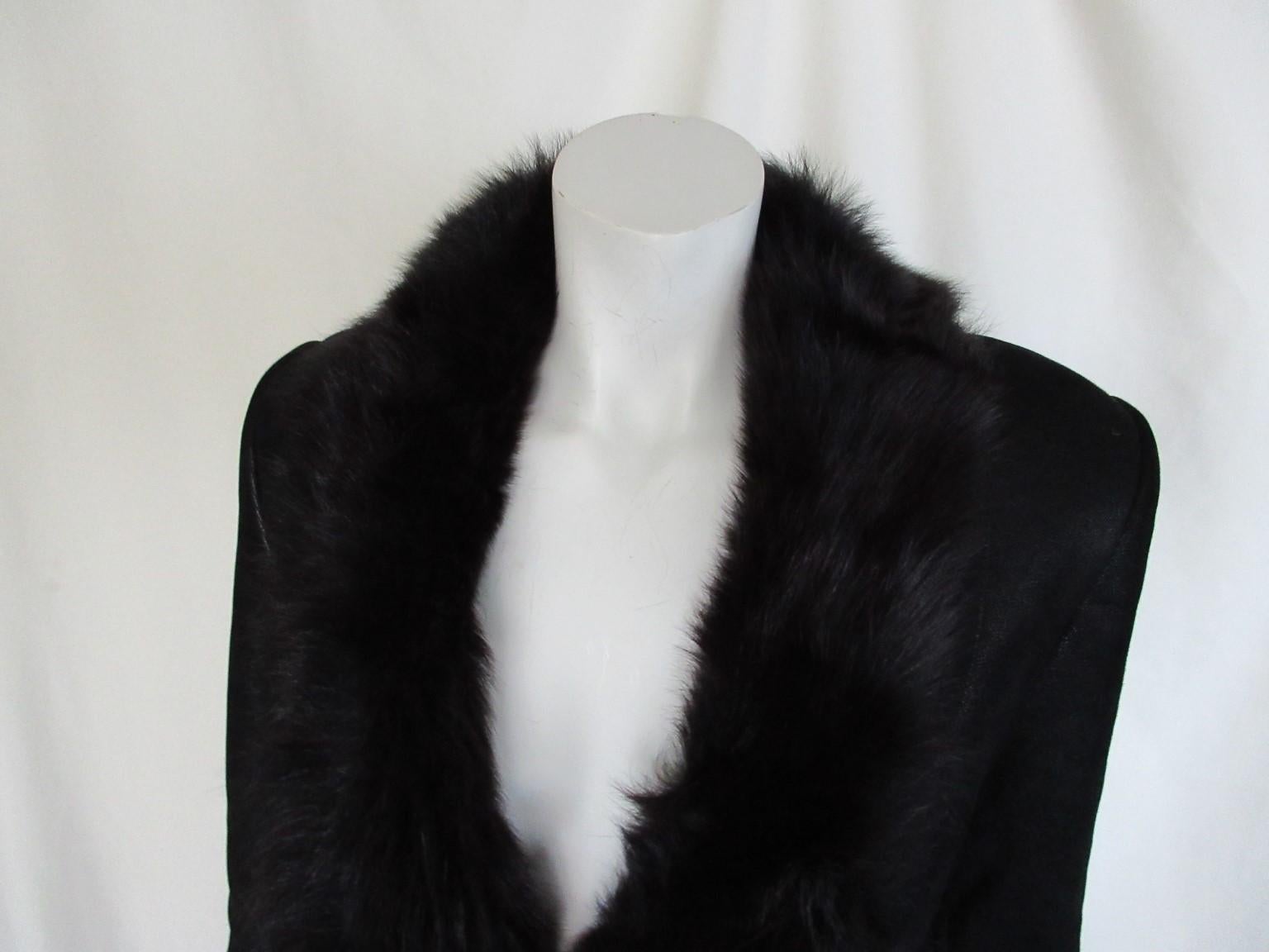 Cette veste Gucci est fabriquée en fourrure d'agneau de Toscane noire.

Nous proposons d'autres articles Gucci, Hermes et des articles exclusifs en fourrure, consultez notre boutique.

Détails :
Fabriqué en shearling noir de qualité et doux, 
Avec 2