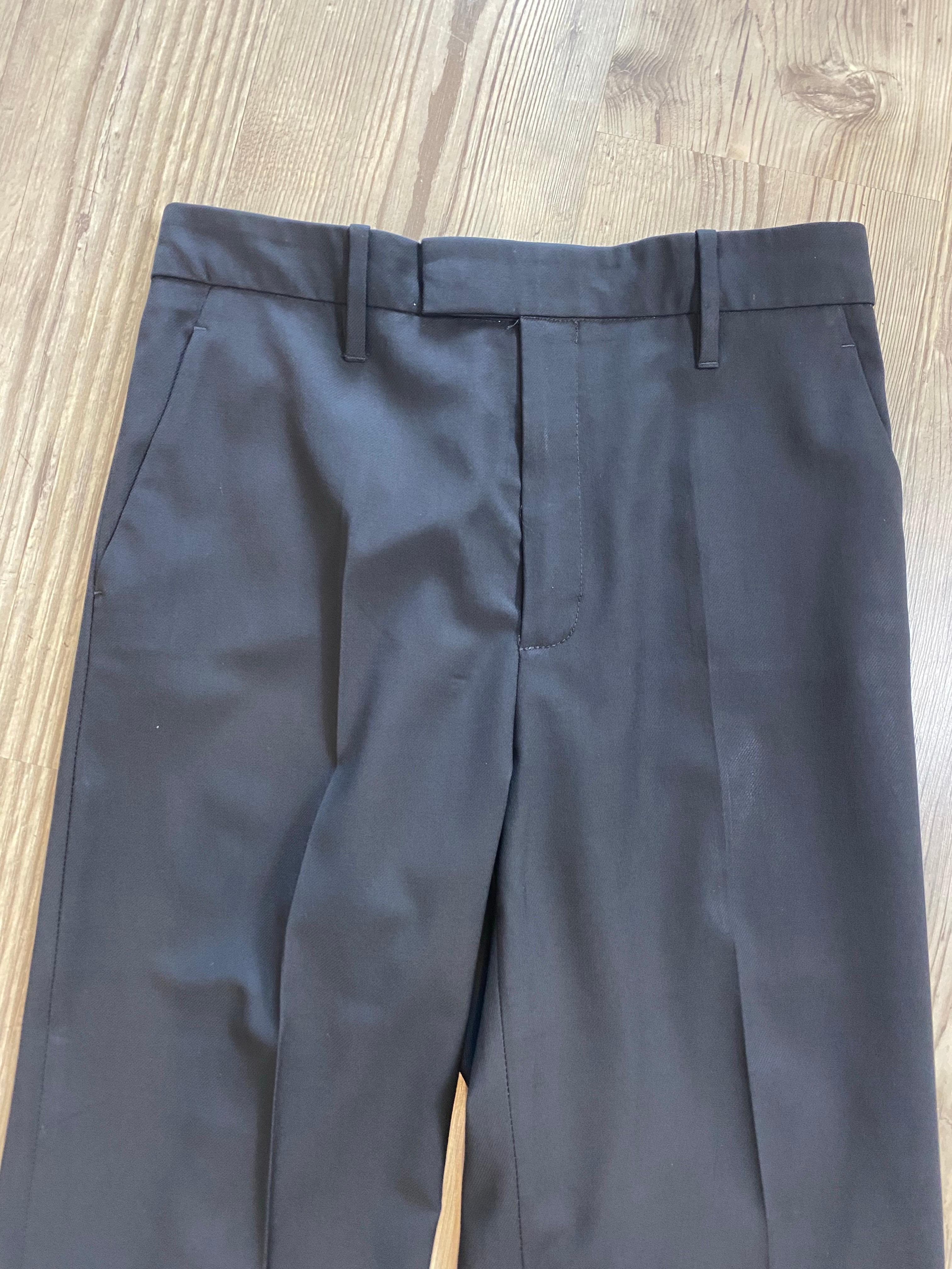 Pantaloni neri dell'uniforme di Gucci.
Taglia 42 IT.
Vita 38 cm.
Lunghezza della gamba 98 cm.
Fabrice 100% lana.
Fodera 57% viscosa, 43% poliestere.
Ottime condizioni, presenta alcuni segni d'uso.