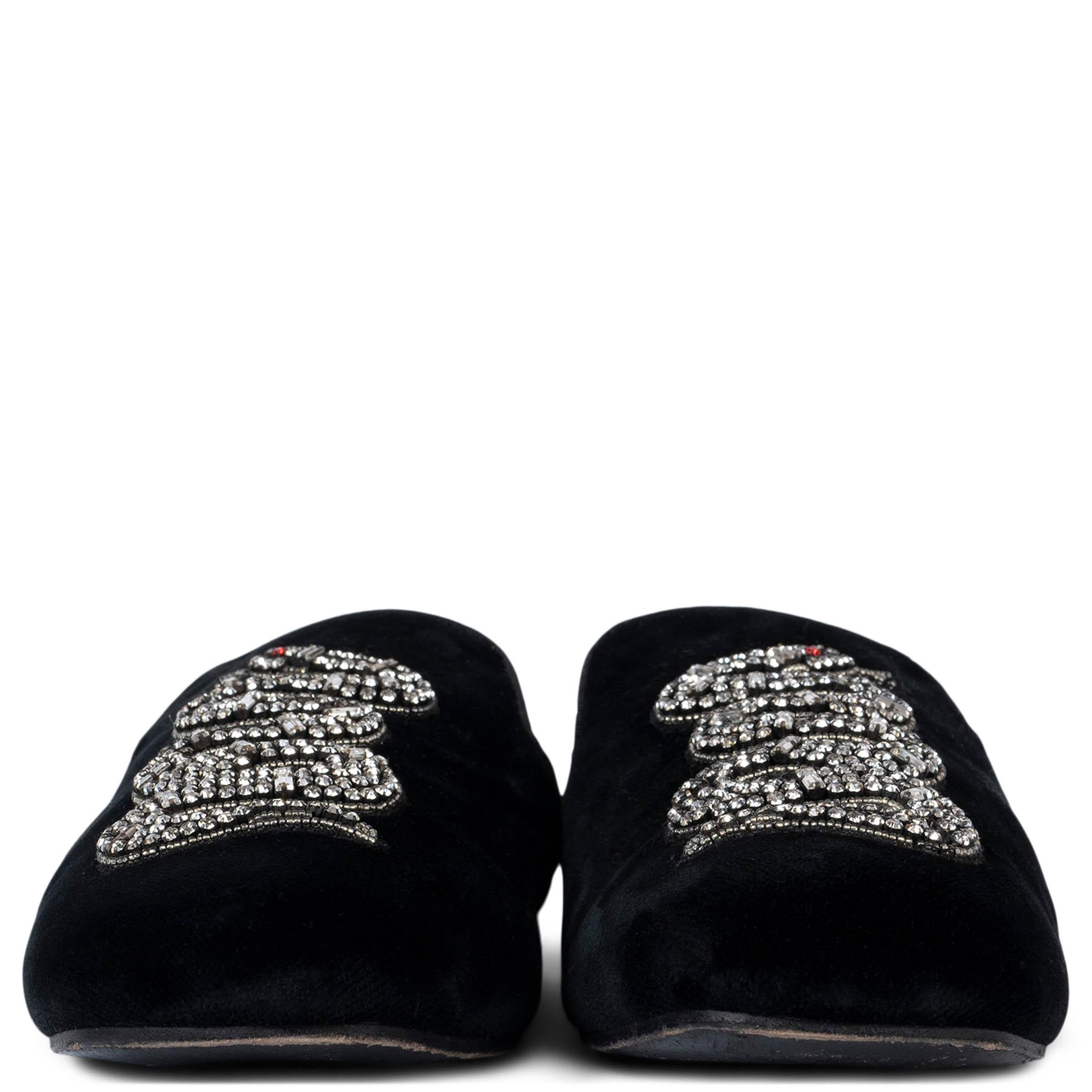 100% auténtico Gucci 2017 Lawrence mules en terciopelo negro adornado con serpiente de cristal. Se han usado y están en excelentes condiciones. 

Medidas
Tamaño impreso	38
Talla de zapato	38
Suela interior	25cm (9.8in)
Anchura	7.5cm (2.9in)

Todos