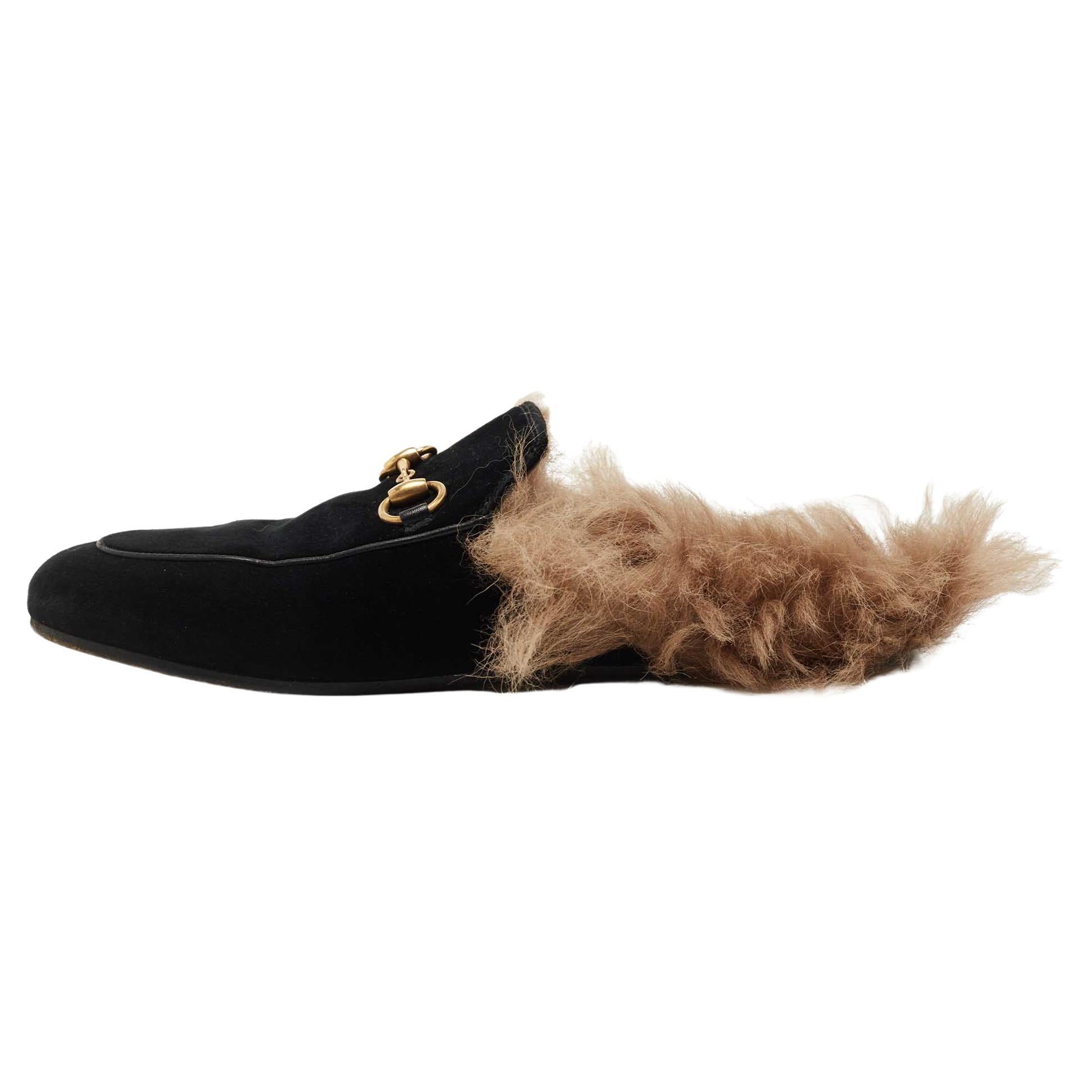 Gucci - Mules plates Princetown en velours et fourrure noires, taille 36 En  vente sur 1stDibs
