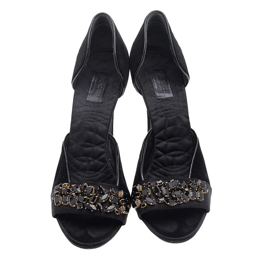 The beautiful crystal embellishments on the vamp make this pair of d'Orsay pumps from Gucci alluring. Constructed from satin and velvet on the exterior, it displays an open-toe silhouette, gold-tone hardware, and rests on the comfortable rubber