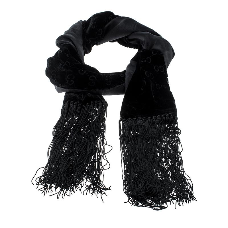 This season is all about tassels and fringes. Embrace the season's trend with this chic scarf from the house of Gucci. Featuring a black velvet body, this scarf features satin web-detailed 'GG' print on it and completed with tassels along the edges.