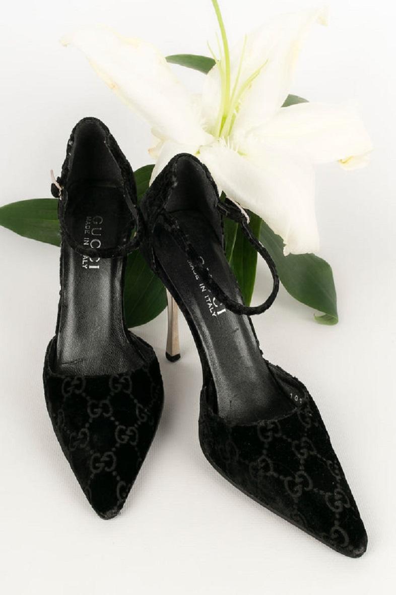 Gucci Black Velvet and Silver Metal Pumps Shoes, Size 35.5 For Sale 6
