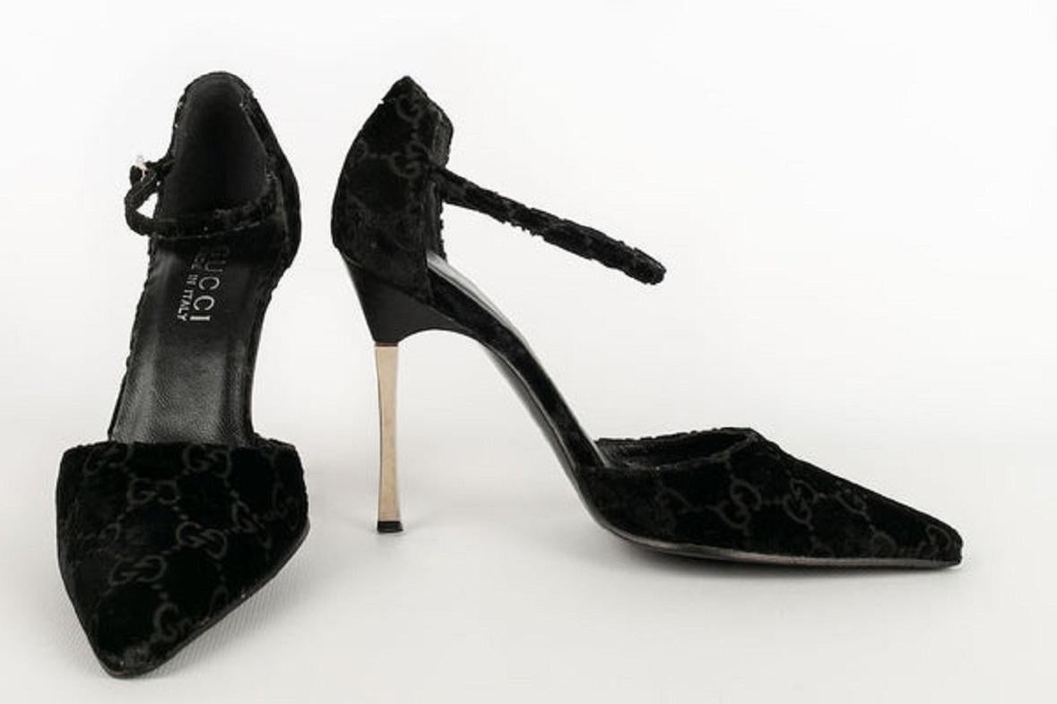 Gucci - (Made in Italy) Monogrammed black velvet and silver metal pumps. Size 35.5FR.

Additional information:
Dimensions: Size 35.5
Condition: Good condition
Seller Ref number: CH71