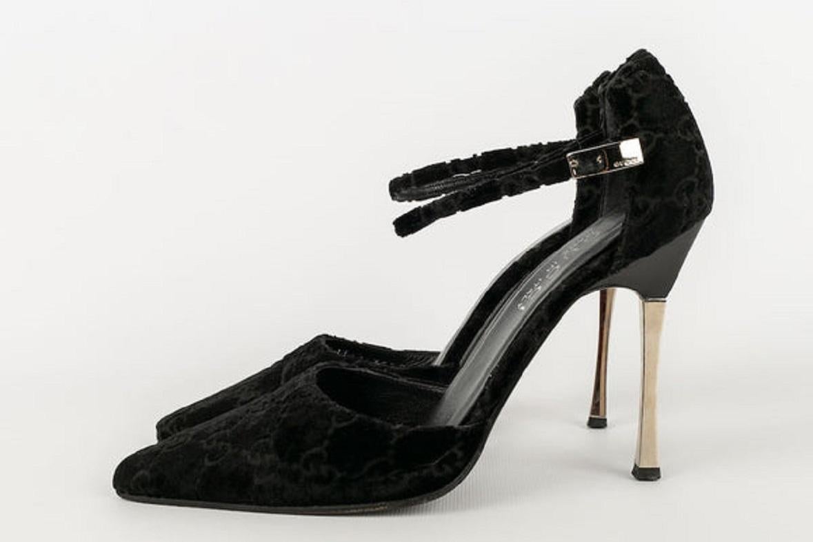 Women's Gucci Black Velvet and Silver Metal Pumps Shoes, Size 35.5 For Sale