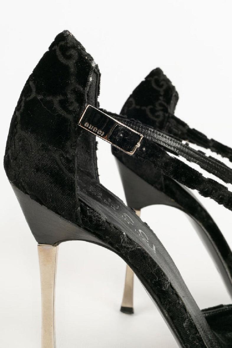 Gucci Black Velvet and Silver Metal Pumps Shoes, Size 35.5 For Sale 1