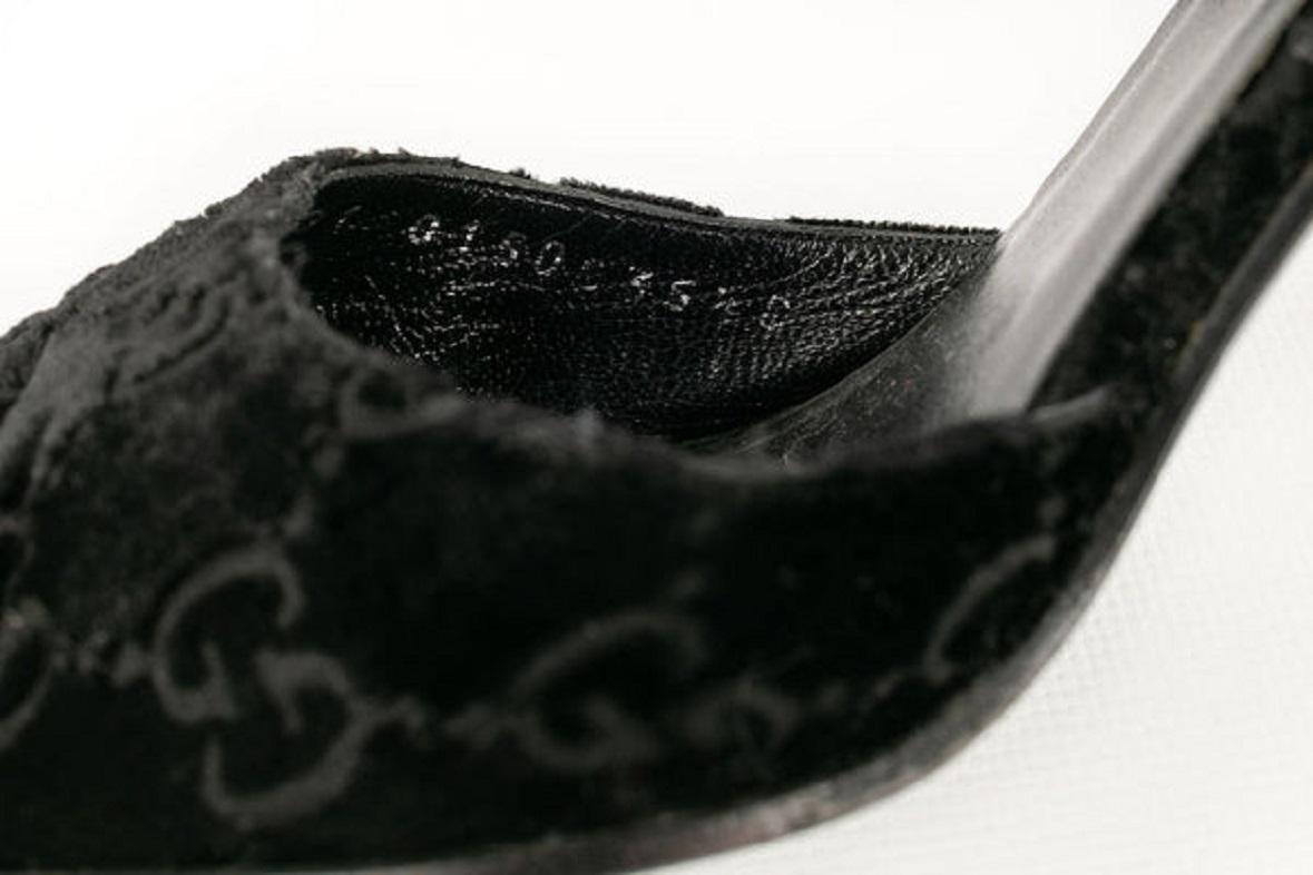 Gucci Black Velvet and Silver Metal Pumps Shoes, Size 35.5 For Sale 2