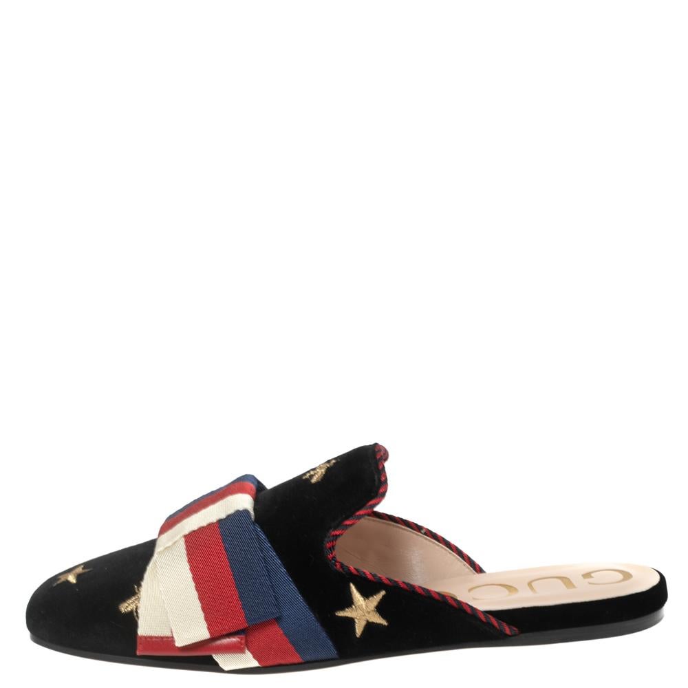 These Gucci Princetown mules are a fresh update on the perennially chic Gucci Horsebit loafers. These shoes are enhanced by a gold-tone Horsebit detail that has defined the Gucci collection since the very beginning. Featuring a bee-accented velvet