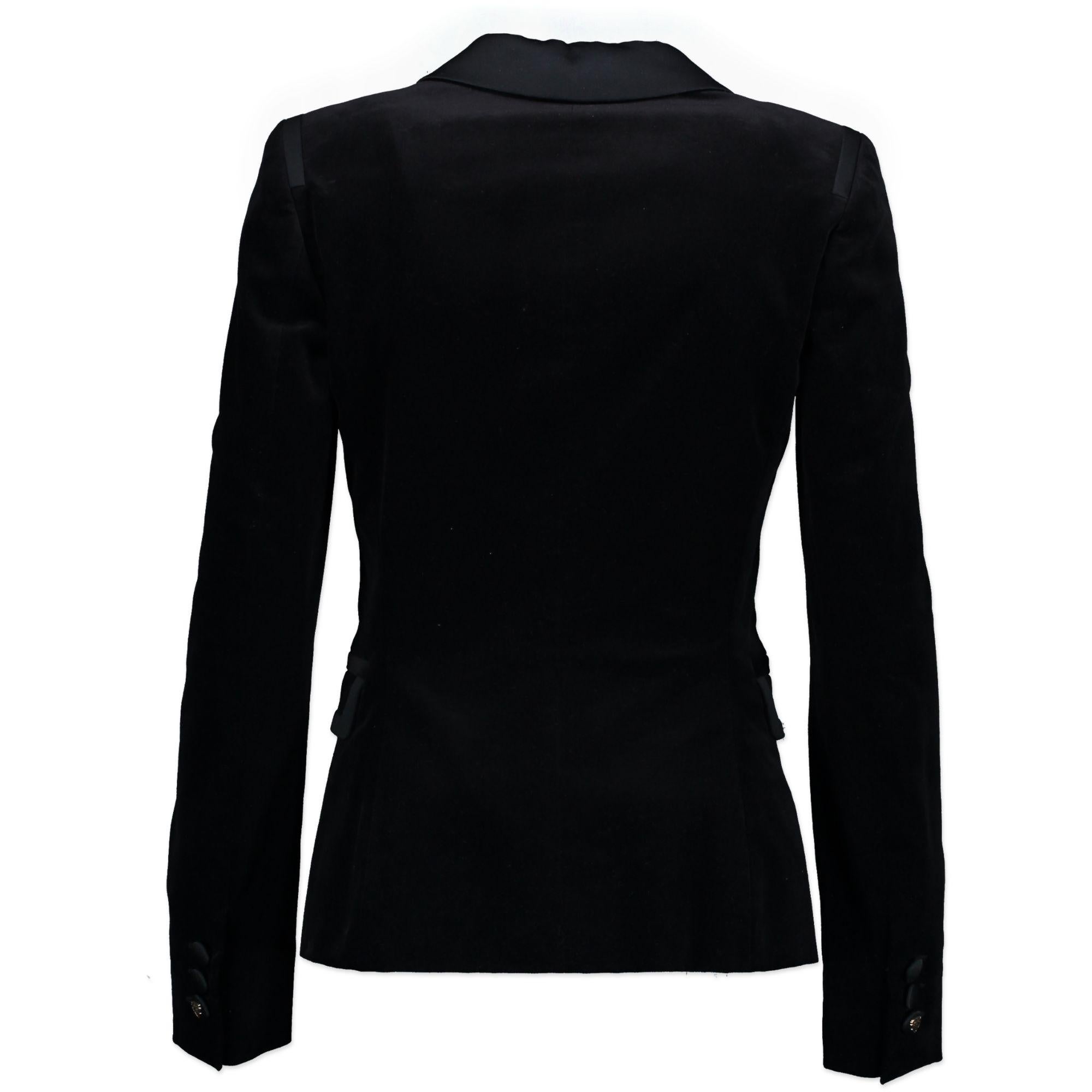 In excellent condition

Gucci black velvet suit (Blazer +  Pants) - Size 38

The power suit is still a trend, style this suit with some patent court heels and you will be ready to go for your goals. The velvet material makes this suit look 