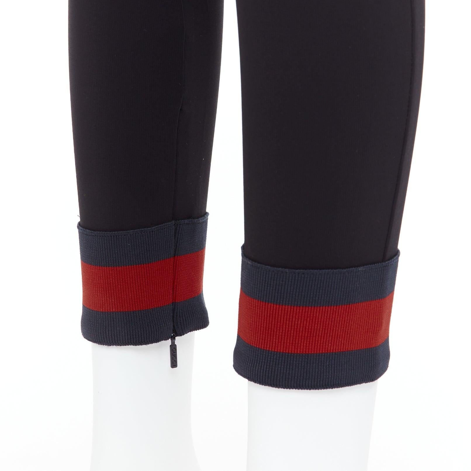 GUCCI Pantalon effilé en viscose noire mélangée à manches en toile rouge S
Référence : MECG/A00123
Marque : Gucci
Designer : Alessandro Michele
MATERIAL : Viscose, mélange
Couleur : noir, rouge
Motif : Rayé
Fermeture : braguette à glissière
Détails