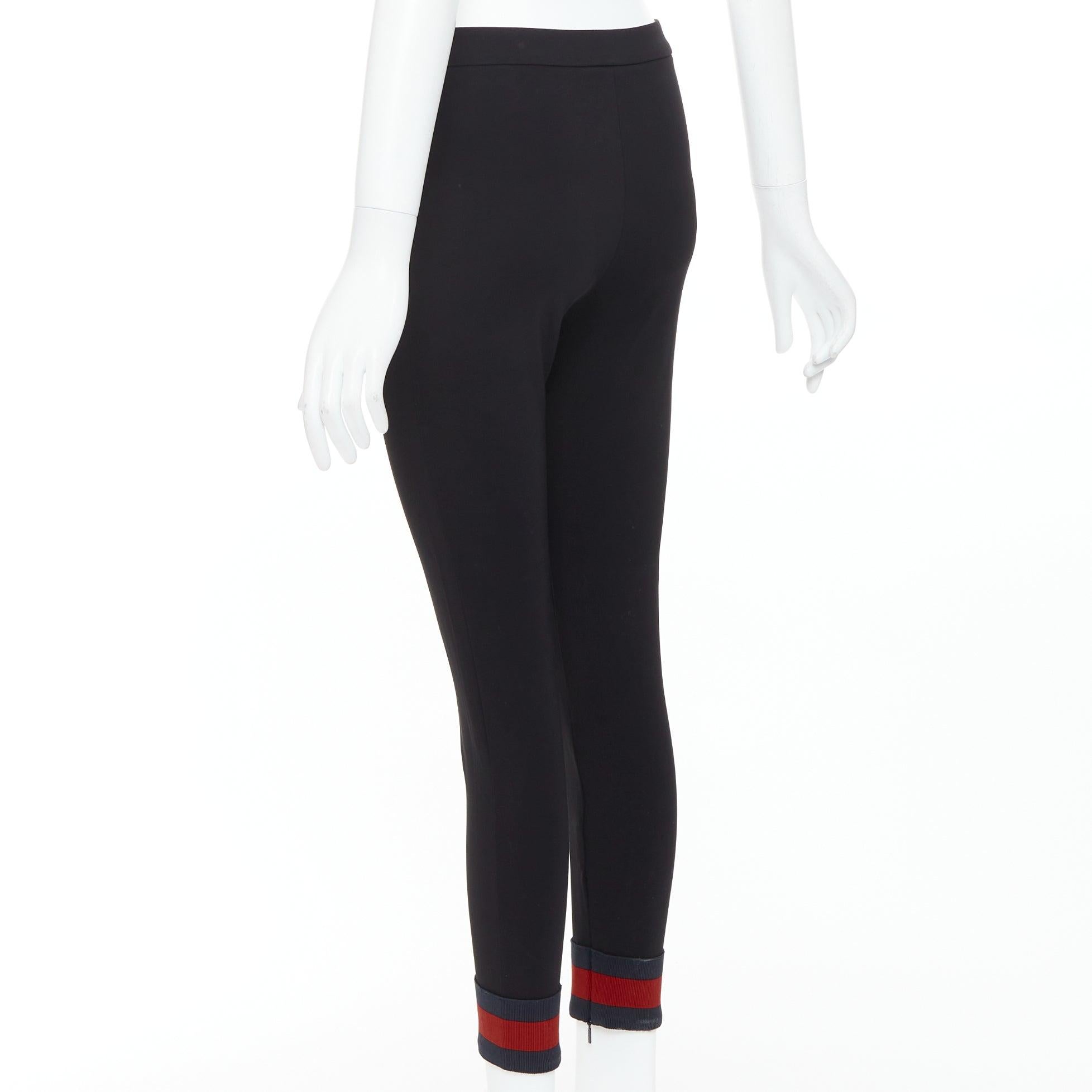 GUCCI Pantalon effilé en viscose noire mélangée à manches en toile rouge S en vente 1