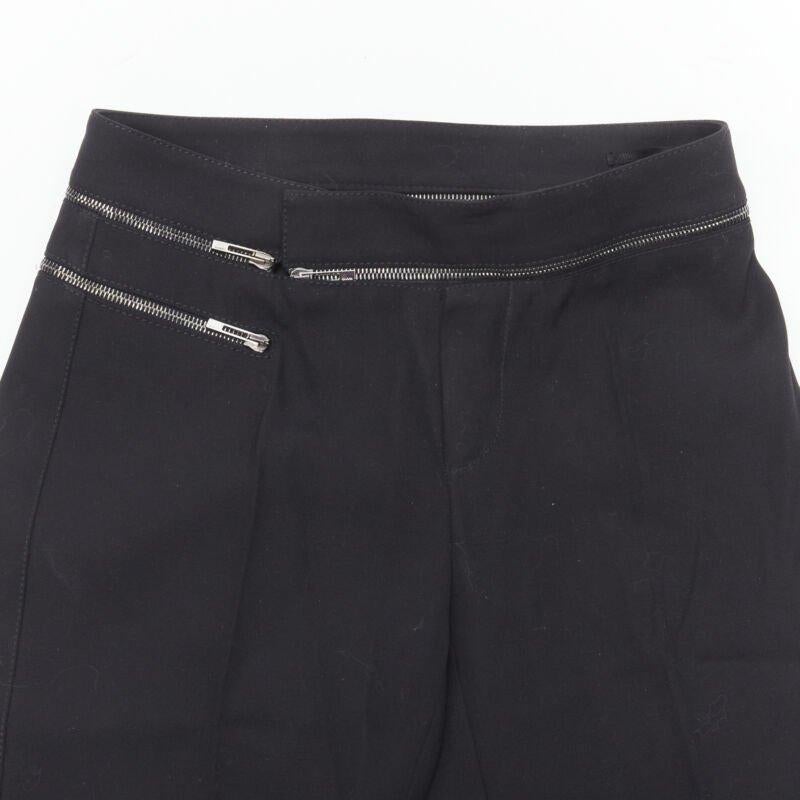Gucci pantalon droit en viscose noire avec bordures argentées à la taille IT38 XS
Référence : ANWU/A00549
Marque : Gucci
MATERIAL : Laine
Couleur : noir, argent
Motif : Solide
Fermeture : Zip
Doublure :  Cupro
Détails supplémentaires : Fermeture