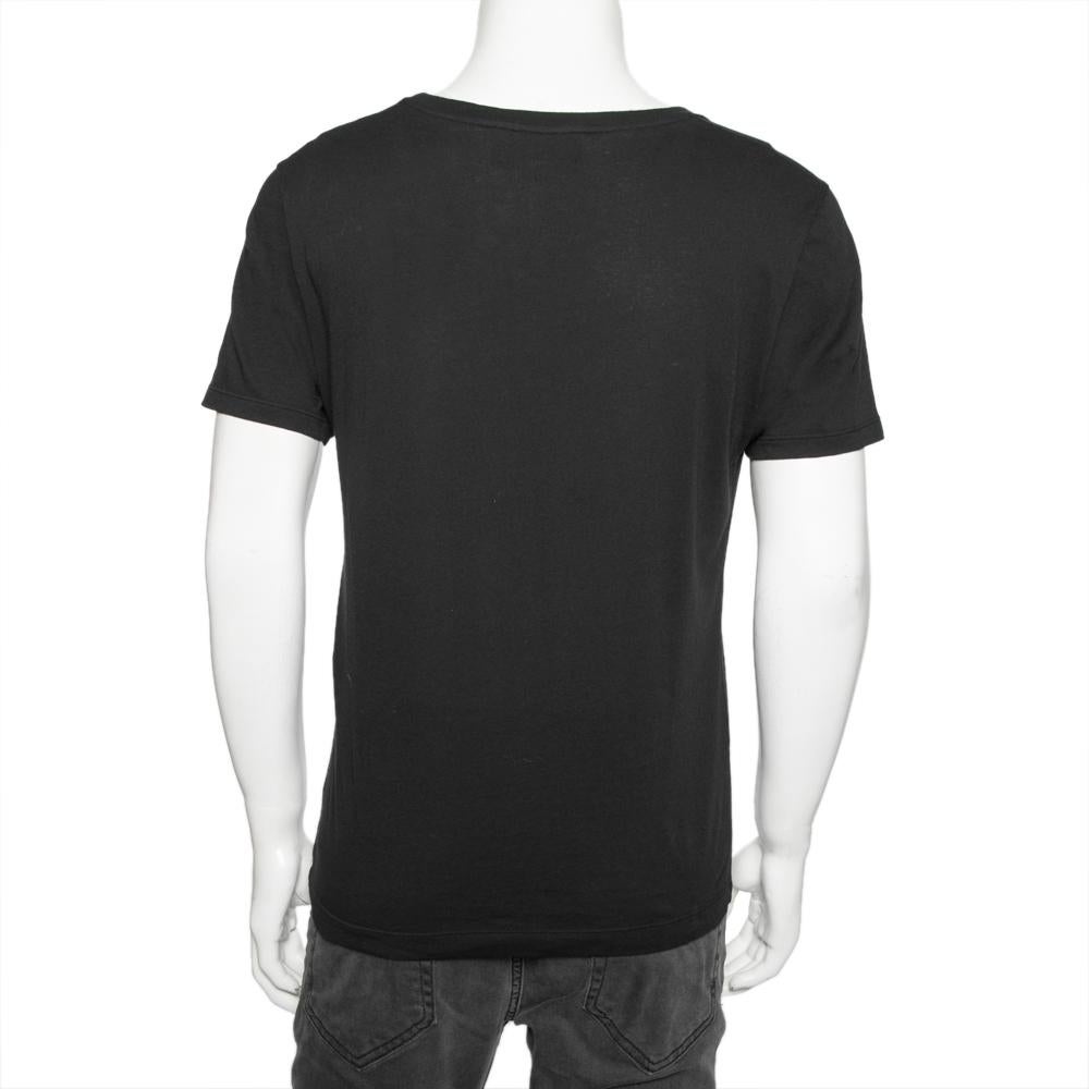 This oversized T-shirt from Gucci keeps you at ease and maximizes your comfort. Made of cotton fabric and enhanced with the brand logo printed on the front, the piece is an example of fine craftsmanship and luxe casual style. Pair this black Gucci