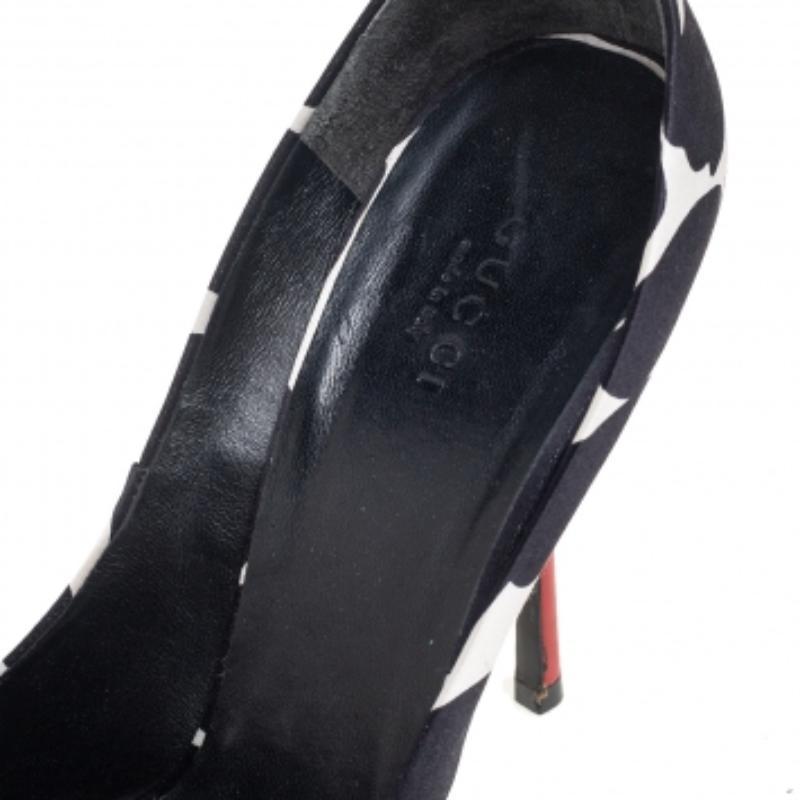 Gucci propose une fois de plus un ensemble de sandales qui nous émerveille par sa beauté et son savoir-faire. Confectionnées en satin et rehaussées d'imprimés animaliers sur l'ensemble de leur surface, ces sandales à talons hauts se porteront avec