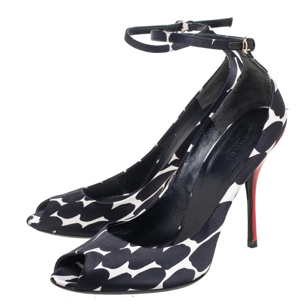 Gucci Black/White Animal Print Satin Peep-Toe Ankle-Strap Sandal Size 40.5 In Good Condition For Sale In Dubai, Al Qouz 2