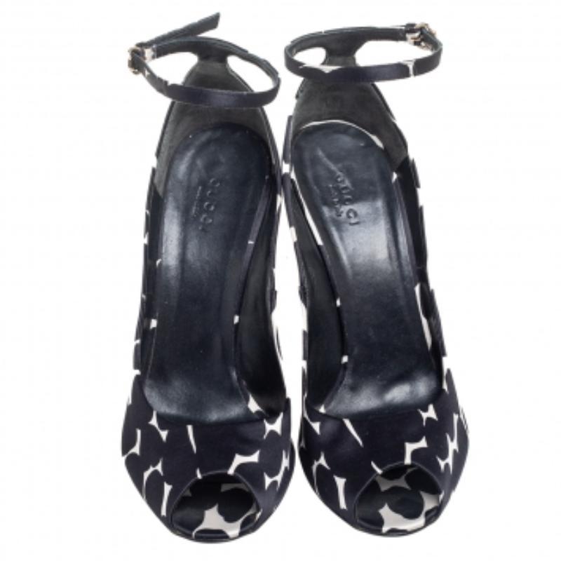 Gucci - Sandales à bride cheville à bout ouvert en satin imprimé animal noir/blanc, taille 40,5 Pour femmes en vente