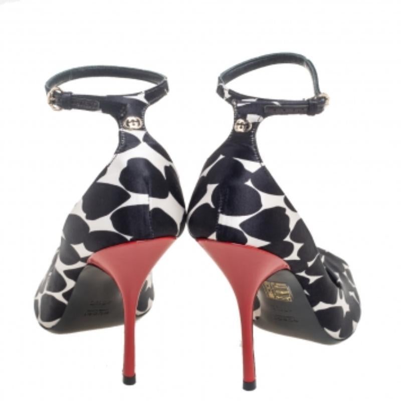Gucci - Sandales à bride cheville à bout ouvert en satin imprimé animal noir/blanc, taille 40,5 en vente 1