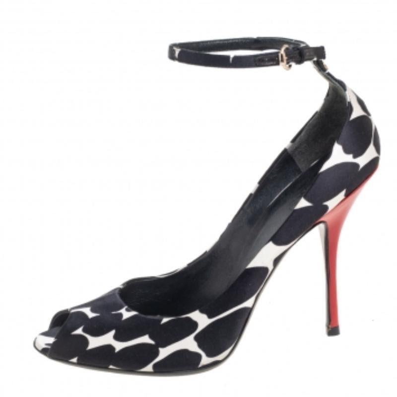 Gucci - Sandales à bride cheville à bout ouvert en satin imprimé animal noir/blanc, taille 40,5 en vente 2