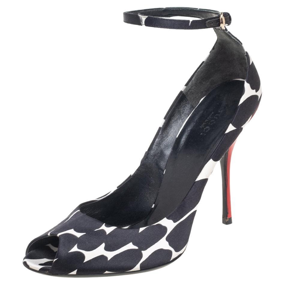 Gucci Black/White Animal Print Satin Peep-Toe Ankle-Strap Sandal Size 40.5 For Sale