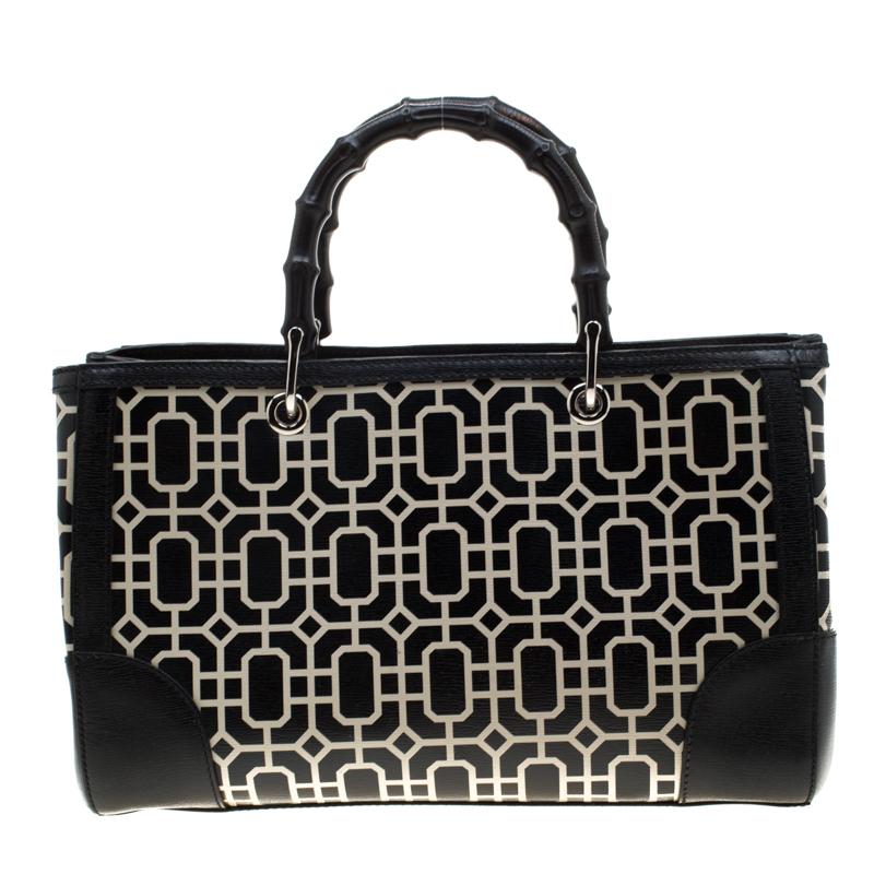 Handbags as fabulous as this one are hard to come by. So, own this gorgeous Gucci tote today and light up your closet! Crafted from leather, this stunning number is adorned in a black white print all over the exterior. It has a spacious canvas