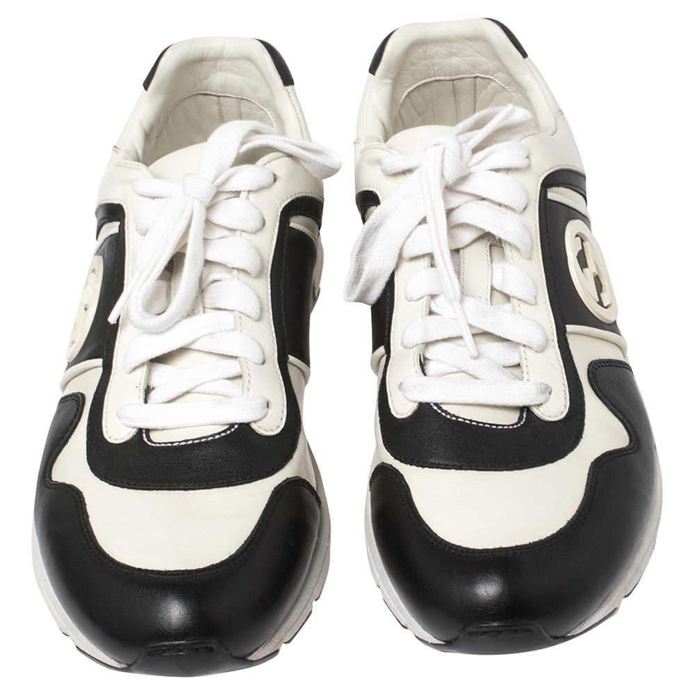 Die mit charakteristischen Details verzierten Gucci-Sneaker sind aus Leder gefertigt und haben einen niedrigen Schnitt mit Schnürsenkeln und dem kultigen GG-Logo. Der monochrome Look sorgt dafür:: dass sie sich leicht mit Ihrer Freizeitkleidung