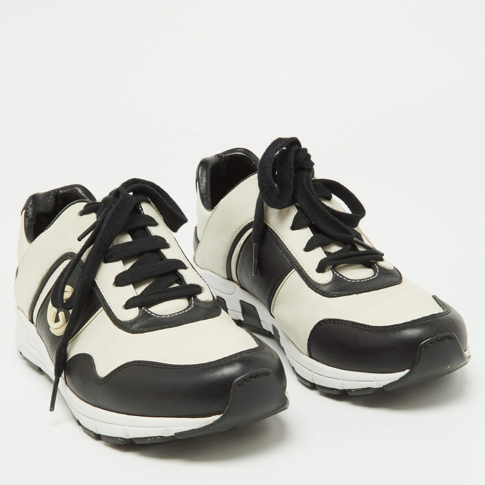 Gucci Black/White Leather Miro Sneakers Size 38.5 In Good Condition In Dubai, Al Qouz 2