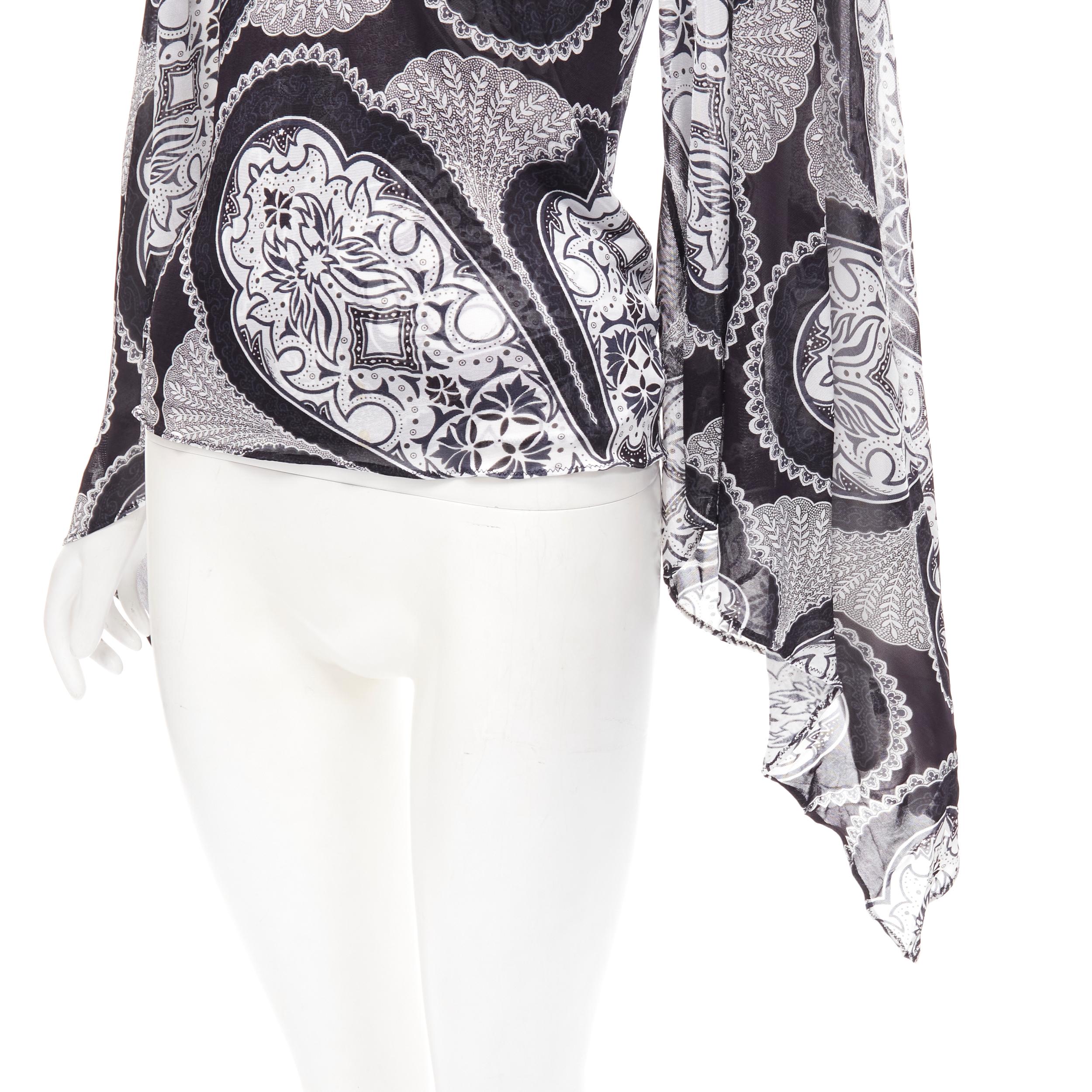 GUCCI Black white paisley print bohemian kimono sleeve blouse XS 
Reference: ANWU/A00654 
Brand: Gucci 
Material: Feels like viscose 
Color: Black 
Pattern: Paisley 
Extra Detail: Plunge neckline. Wide draped sleeves. 
Made in: Italy 


CONDITION: