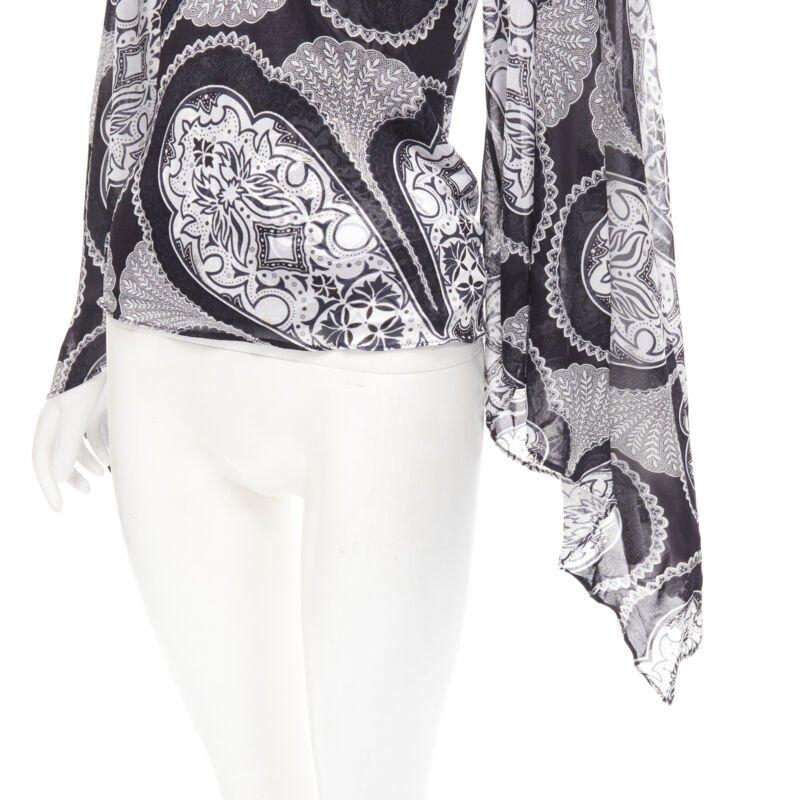 GUCCI Black white paisley print bohemian kimono sleeve blouse XS
Reference: ANWU/A00654
Brand: Gucci
Material: Feels like viscose
Color: Black, White
Pattern: Paisley
Extra Details: Plunge neckline. Wide draped sleeves.
Made in:
