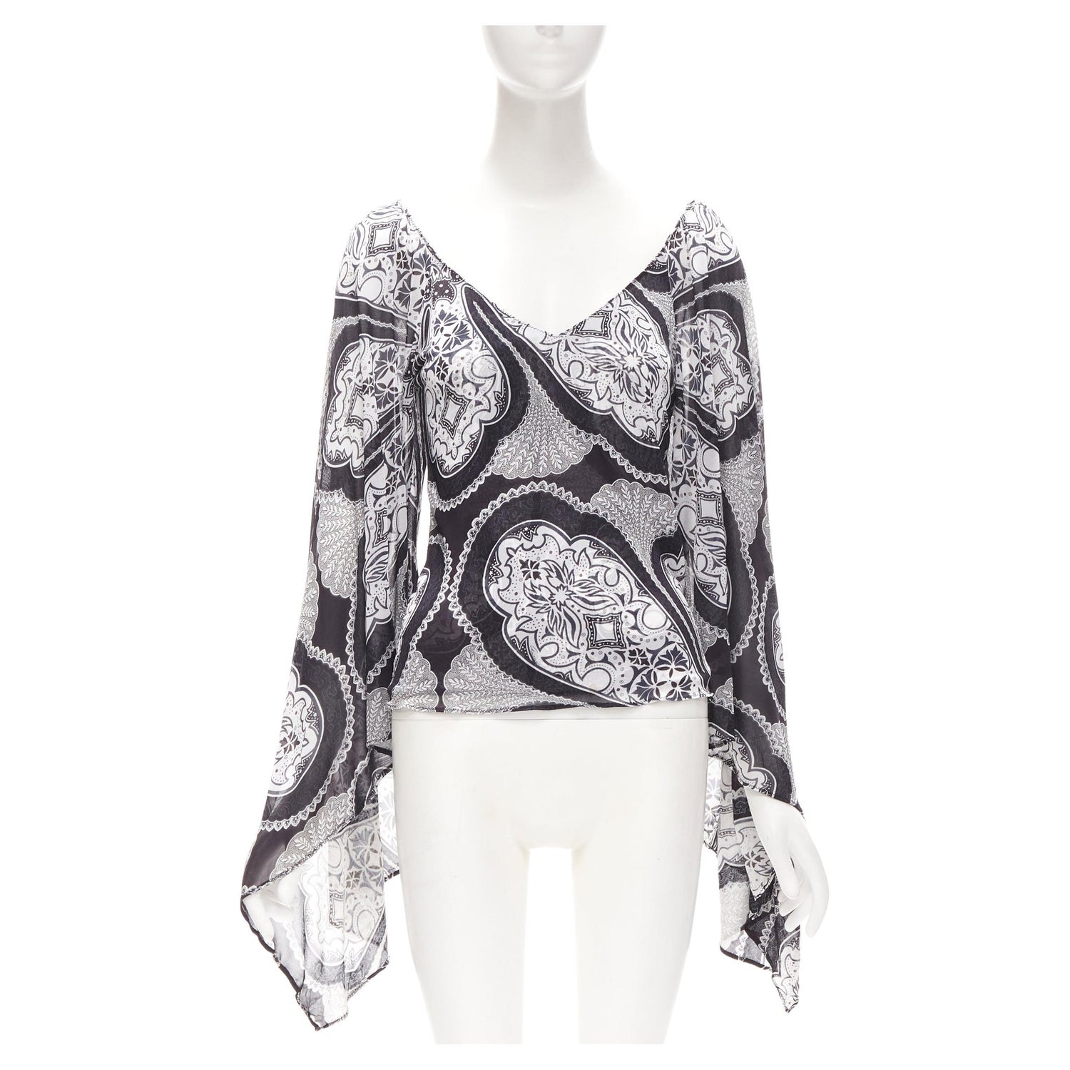 https://a.1stdibscdn.com/gucci-black-white-paisley-print-bohemian-kimono-sleeve-blouse-xs-for-sale/22569652/v_174550921667457053018/v_17455092_1667457053986_bg_processed.jpg?width=1500