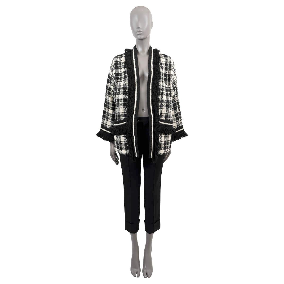 100% authentic Gucci open tweed in black and cream wool (with 2% polyamide). Features an oversized silhouette, fringe trims and two open pockets at the waist. Lined in silk (100%). Has been worn and is in excellent condition.

2021