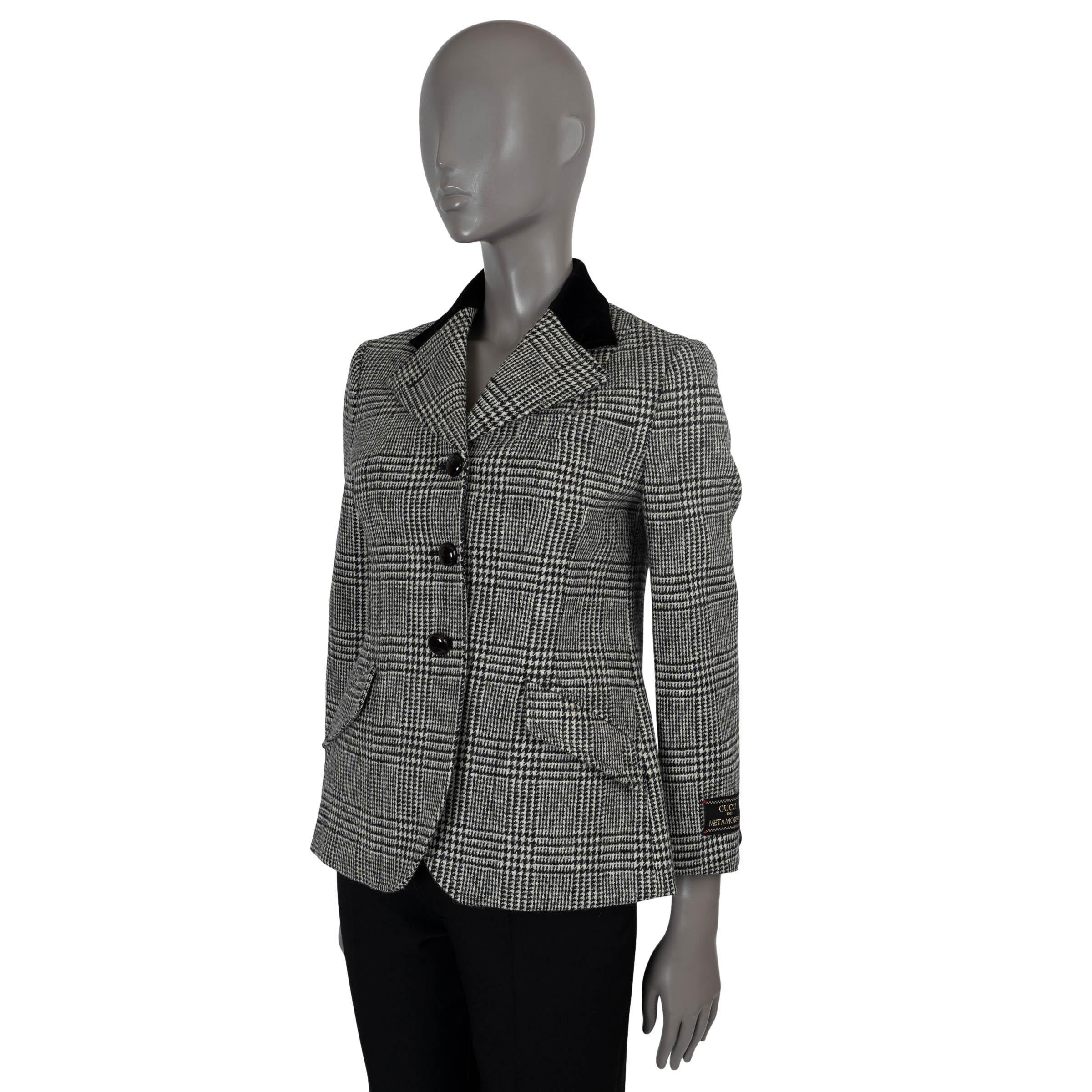 Dieser 100% authentische Gucci Blazer ist aus schwarzer und weißer Prince of Wales Wolle (100%) gefertigt und bietet einen klassischen und doch modernen Look. Der Kragen ist mit schwarzem Samt besetzt, das Revers ist spitz zulaufend, und zwei