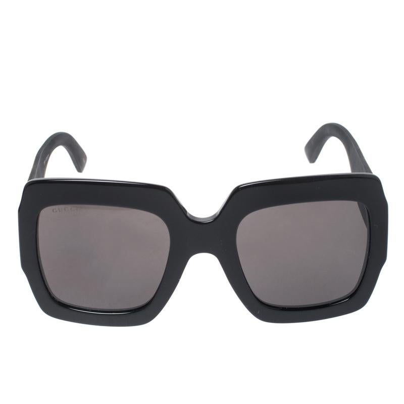 Brimming to adorn you with style, this pair of Gucci sunglasses will make a fine addition to your fashion arsenal. It has an oversized square frame and the signature GG logo on the glitter temples. Look fashionable while shielding your eyes by