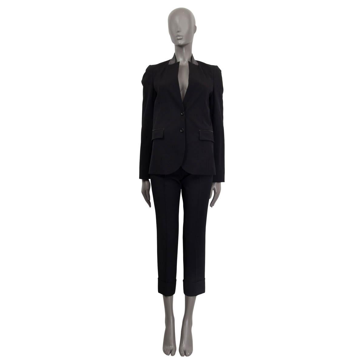 
100% authentic Gucci buttoned long sleeve blazer in black wool (97%) and elastane (3%). Comes with a leather (100%) collar and a fine line at the front flap pockets (sewn shut). Has buttoned cuffs and opens with two Gucci buttons on the front.