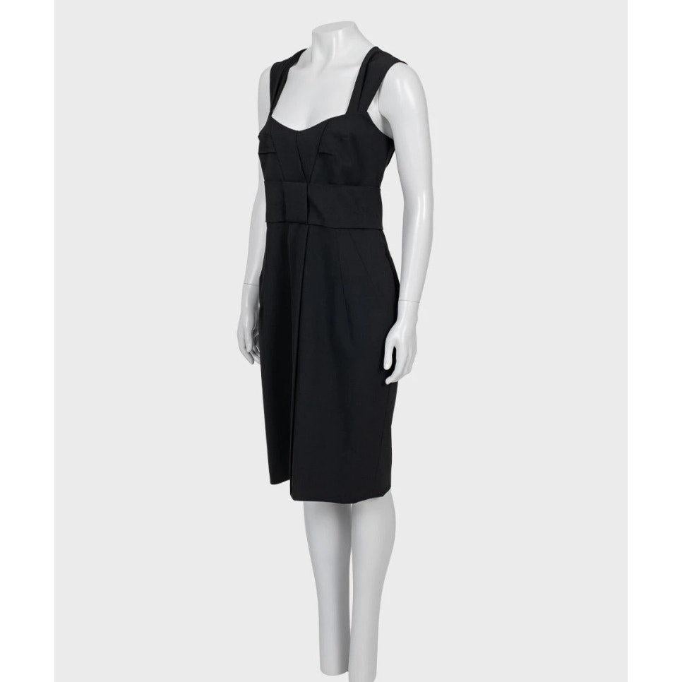 Sortez avec style grâce à cette robe fourreau sophistiquée de Gucci ! Confectionnée dans un luxueux mélange de laine avec une touche de stretch, cette robe offre une coupe flatteuse et confortable. Parfaite pour les milieux professionnels comme pour