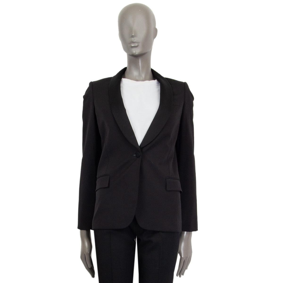 100% authentic Gucci Tuxedo blazer jacket in black wool (94%), silk (4%) and elastane (2%). Has two flap pockets at front and is lined in silk (90%) and (10%). Has been worn and is in excellent condition. 

Tag Size	42
Size	M
Shoulder Width	38cm