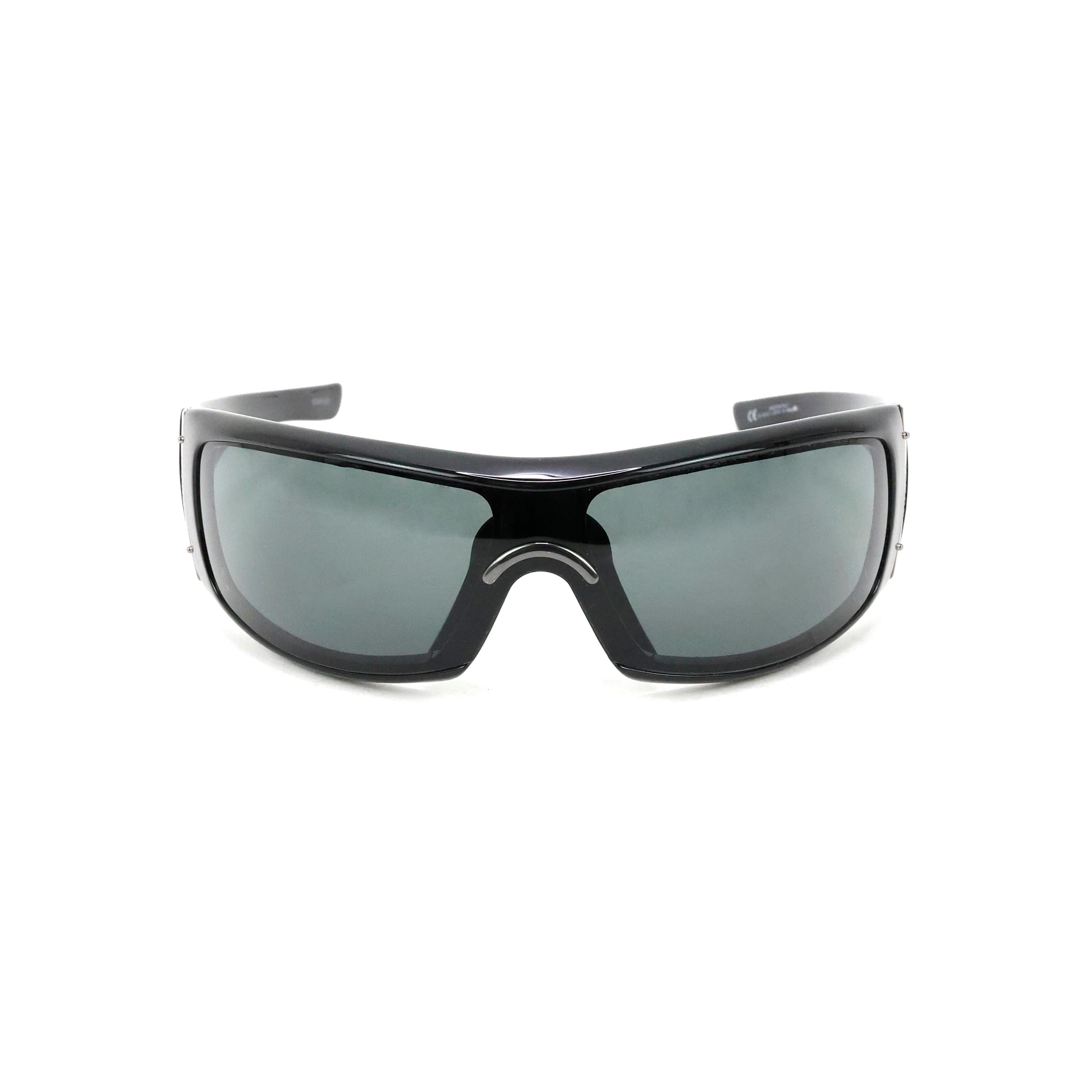 Gucci sunglasses color black.

Condition:
Excellent.

Packing/accessories:
Case.