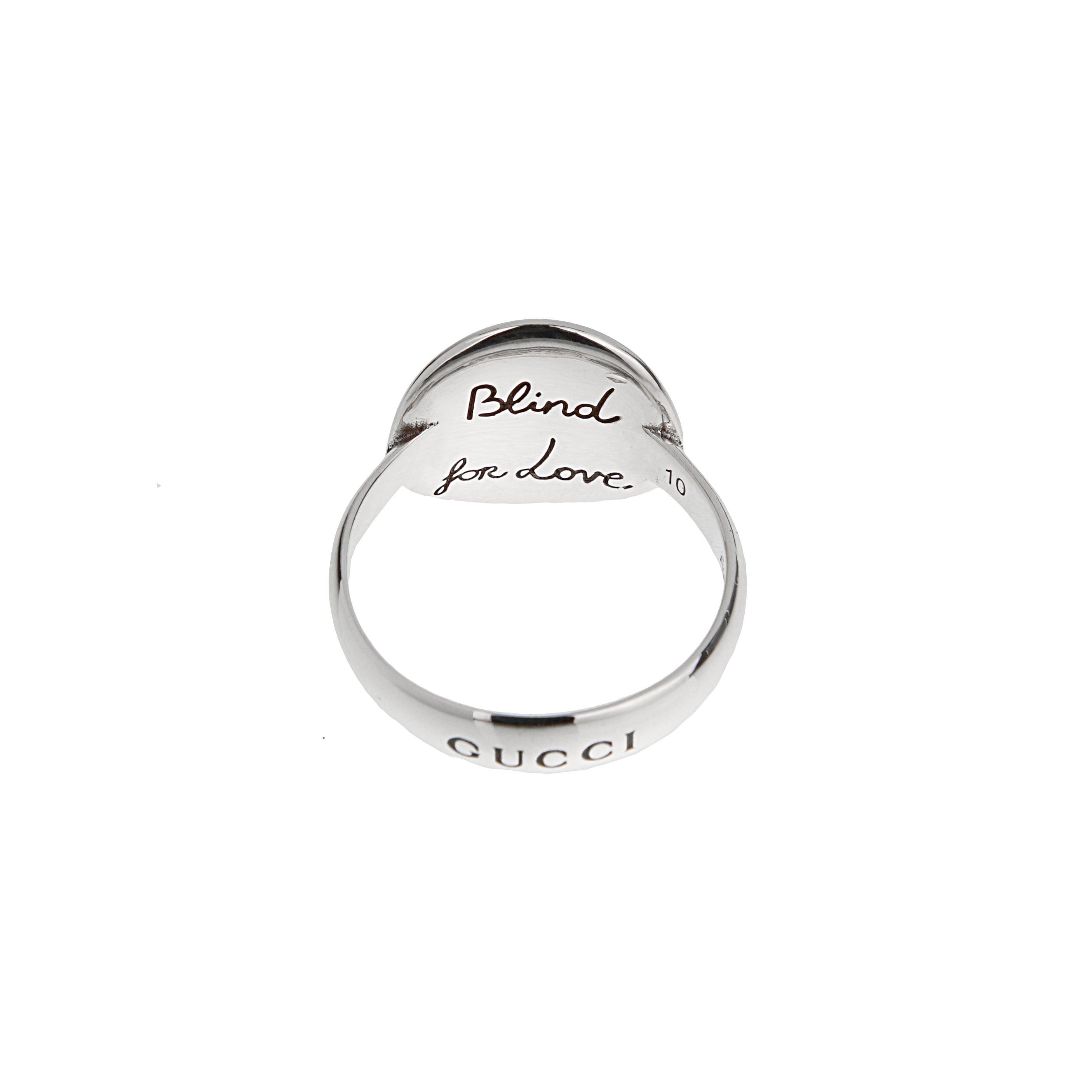 Un anello Gucci, realizzato in argento 925 lucidato a specchio. Presenta un quadrante arrotondato in stile signet con un ritratto di felino inciso sotto il logo Gucci.

Marchio: Gucci
Materiale: A. Silver
Iscrizione: 