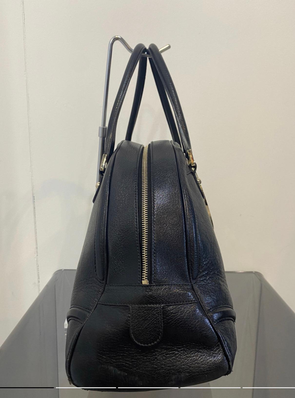 Gucci Blondie bag. in black leather with pink logo.
measurements:
height 26 cm
length 43 cm 
Width 17 cm
handles 13 cm
one corner is slightly damaged as shown in the photo. excellent general conditions.