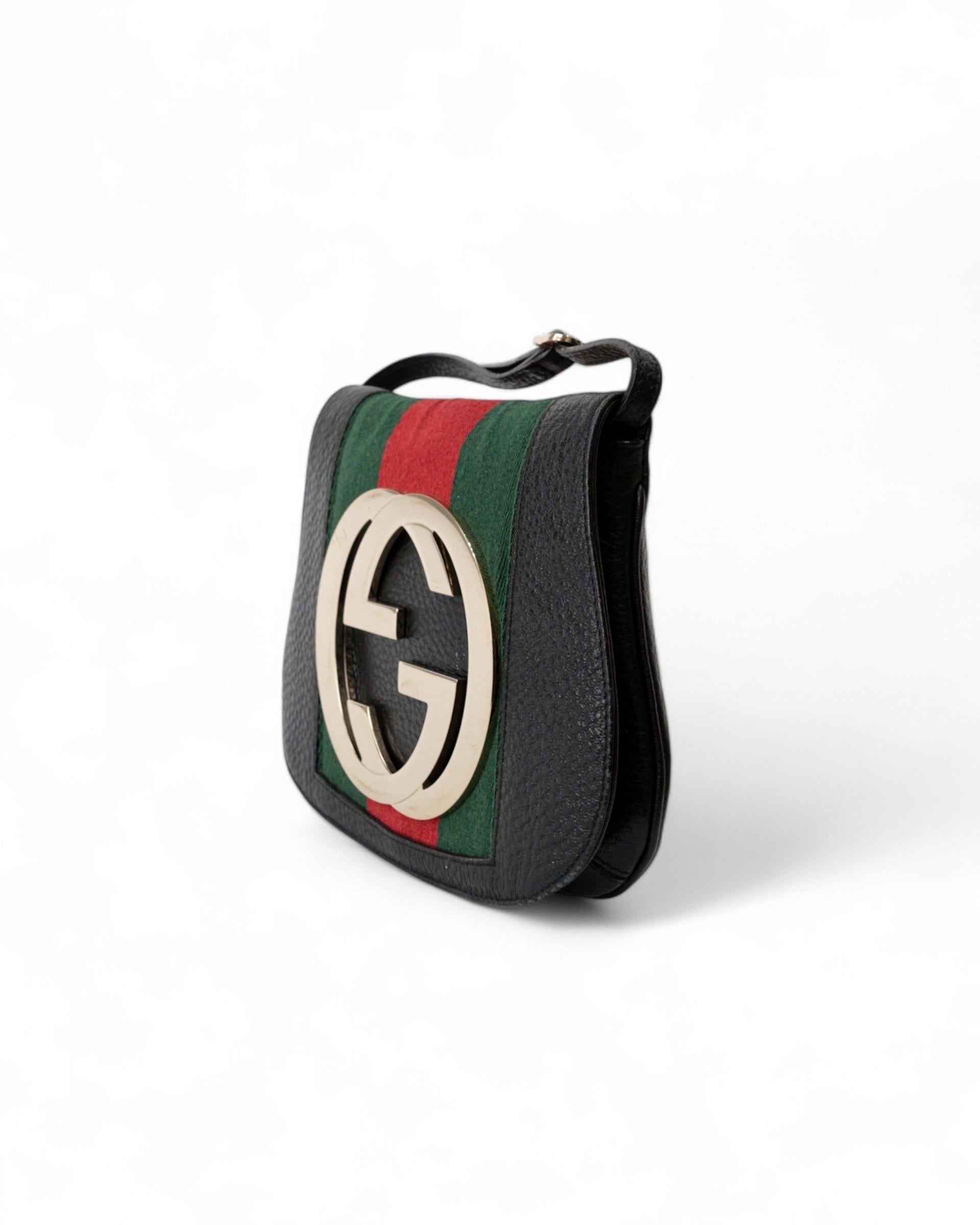 Borsa firmata Gucci, modello Blondie, realizzata in pelle nera  martellata con hardware dorati. Dotata di una patta frontale con chiusura interna calamitata, internamente rivestita in tela tono su tono, con comoda tasca, capiente per l’essenziale.