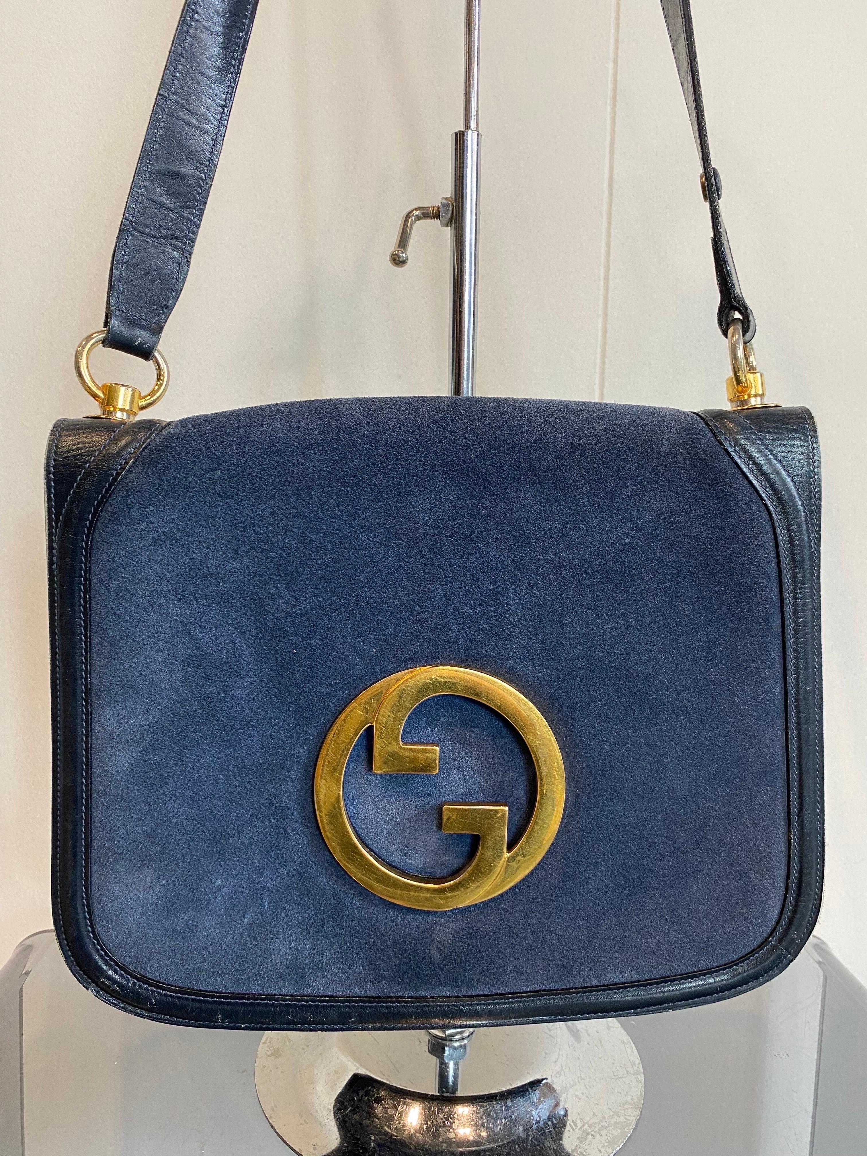 Vintage '70s Gucci blondie bag in blue suede
In blue leather and midnight blue suede body.
Gold hardware. With “GG” logo in the center.
Years 77-78. A super vintage Gucci gem.
Opening via an interlocking button under the flap.
Well cared for