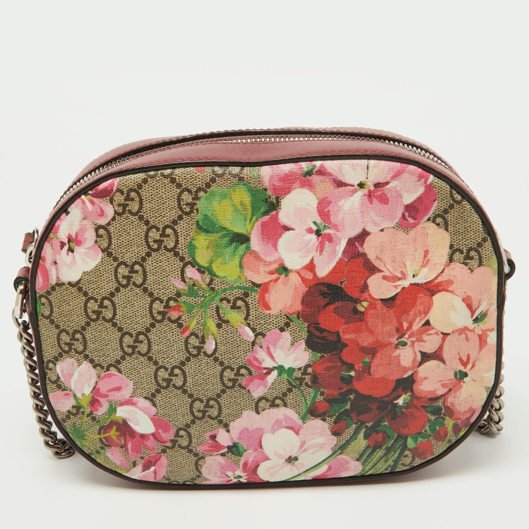 The simple silhouette and the use of Blooms Print GG Supreme canvas and leather for the exterior bring out the appeal of this Gucci everyday bag. It features a long chain, silver-tone hardware, and an Alcantara-lined interior.

Includes: Brand