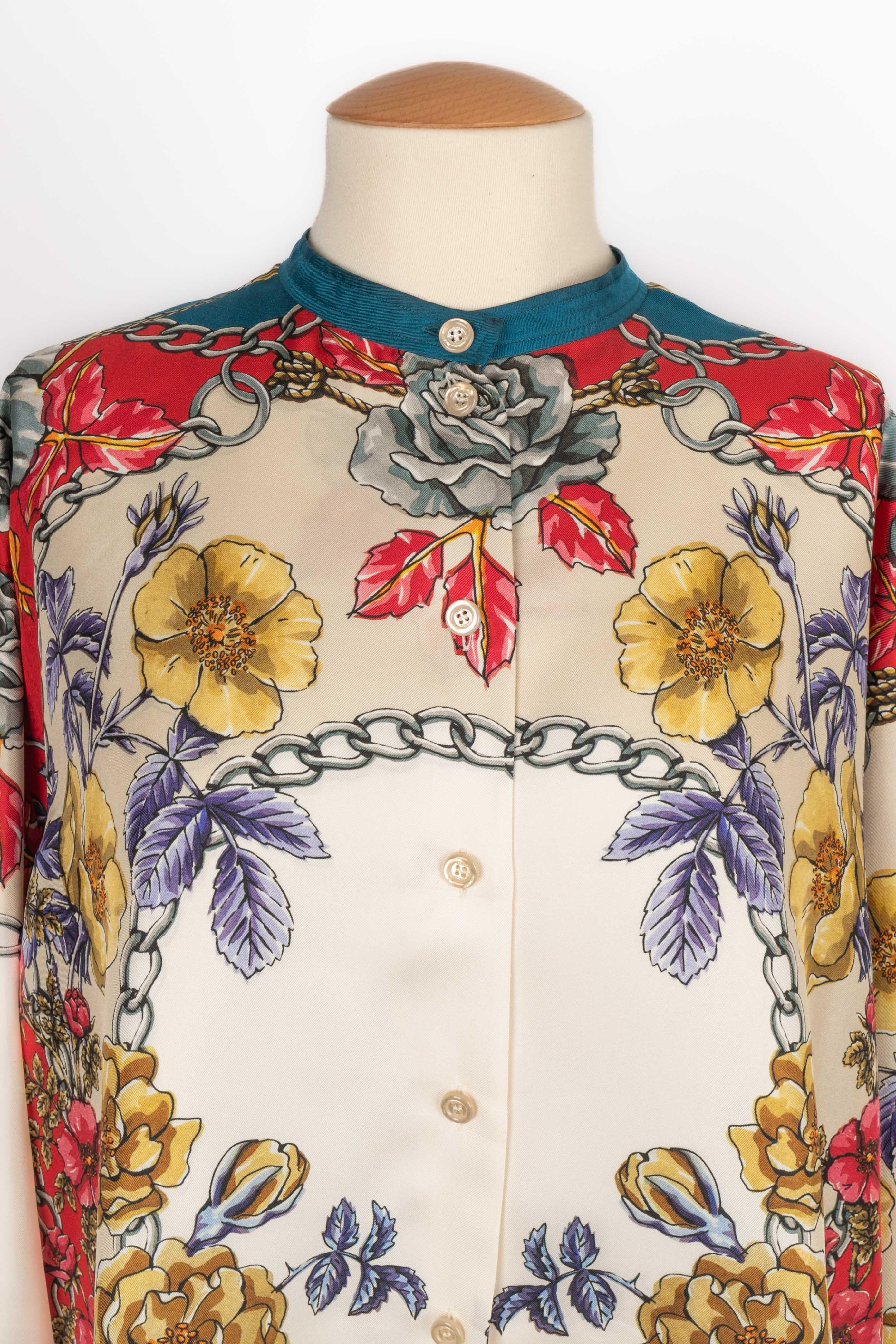 GUCCI - (Made in Italy) Silk blouse in blue, white, red, and yellow tones. Size 46IT indicated, it fits a 42FR. 2018 Fall-Winter Collection, under the direction of Alessandro Michele.

Condition:
Very good condition

Dimensions:
Shoulder width: 52