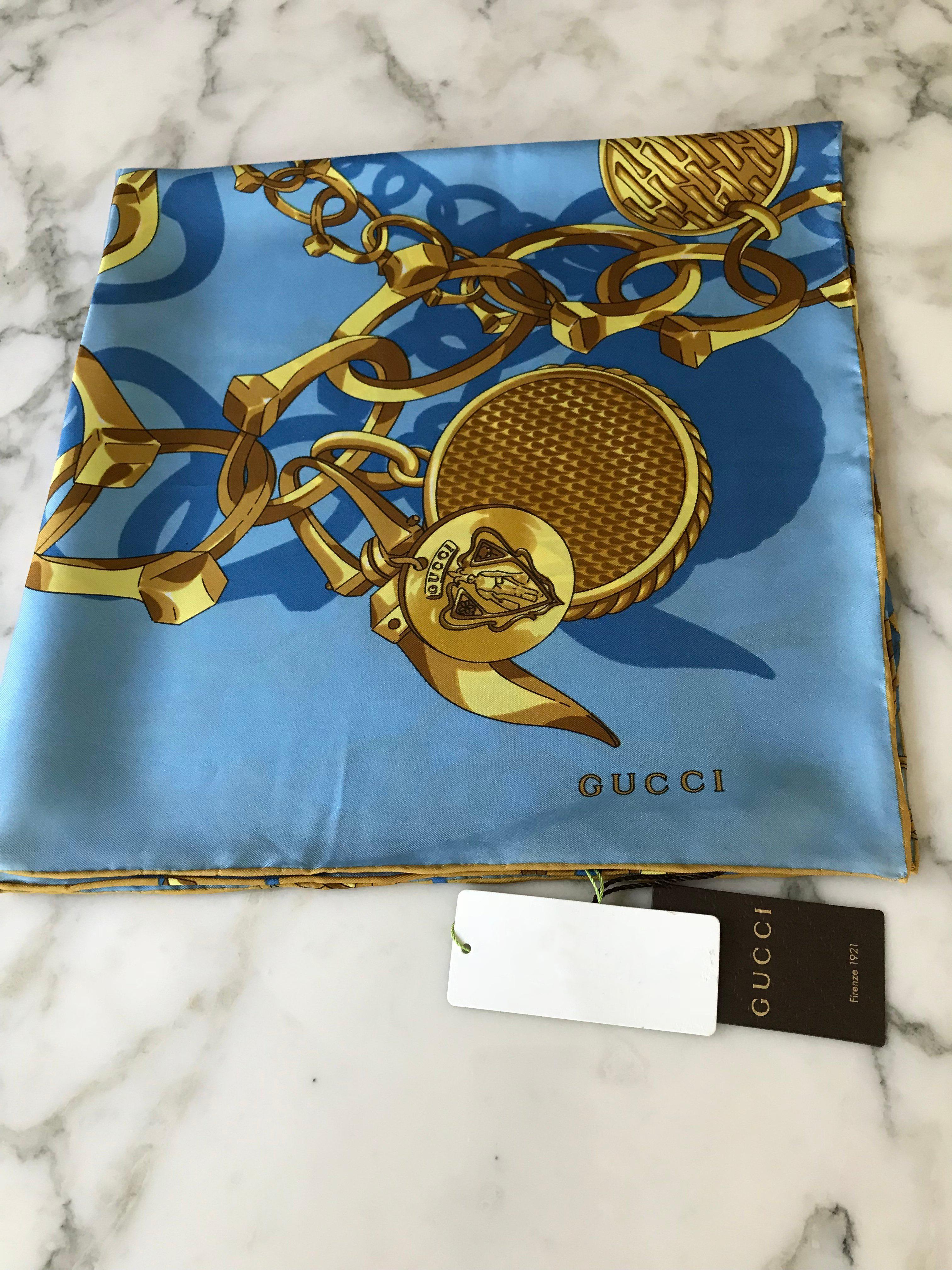 GUCCI Blue and Gold Chainlink Print Silk Scarf  For Sale 3
