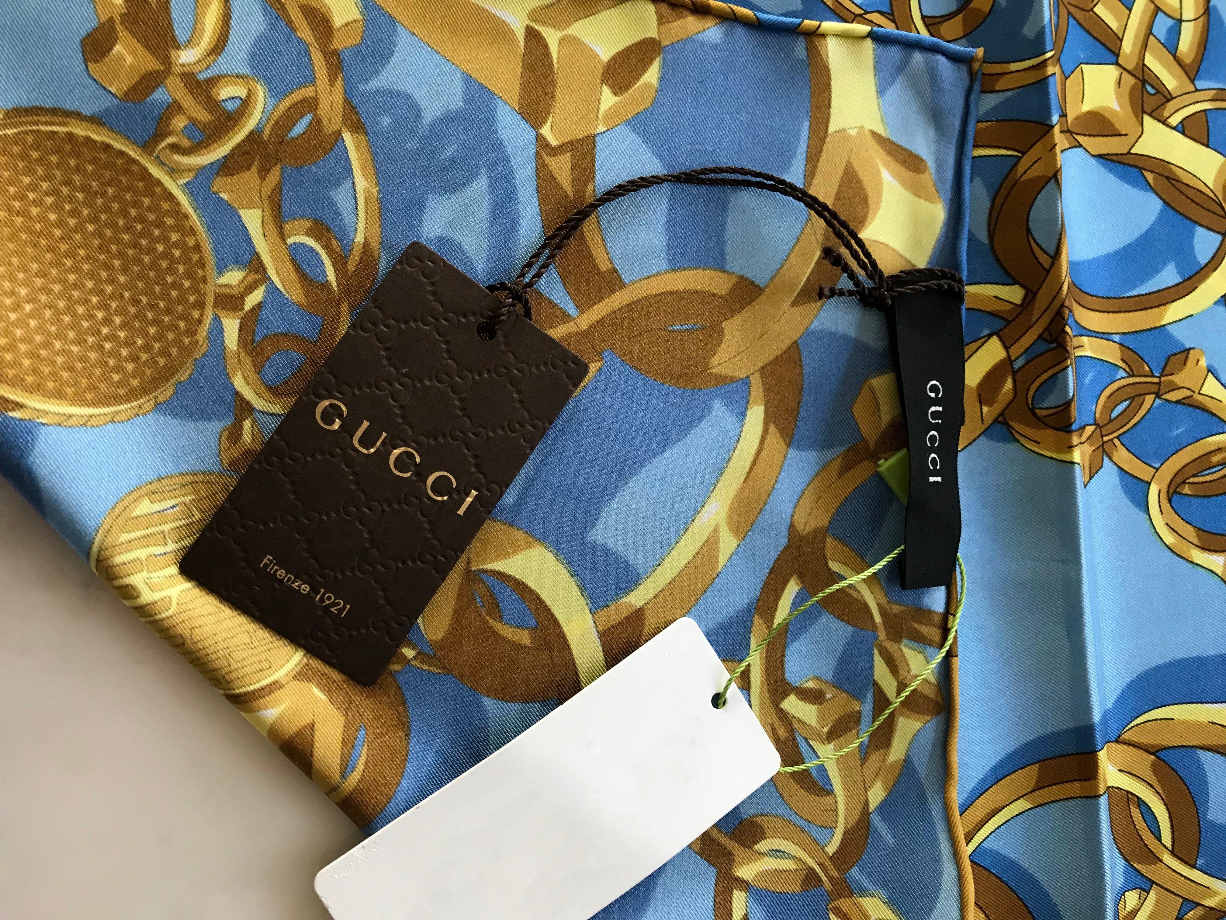 GUCCI Blue and Gold Chainlink Print Silk Scarf  For Sale 4